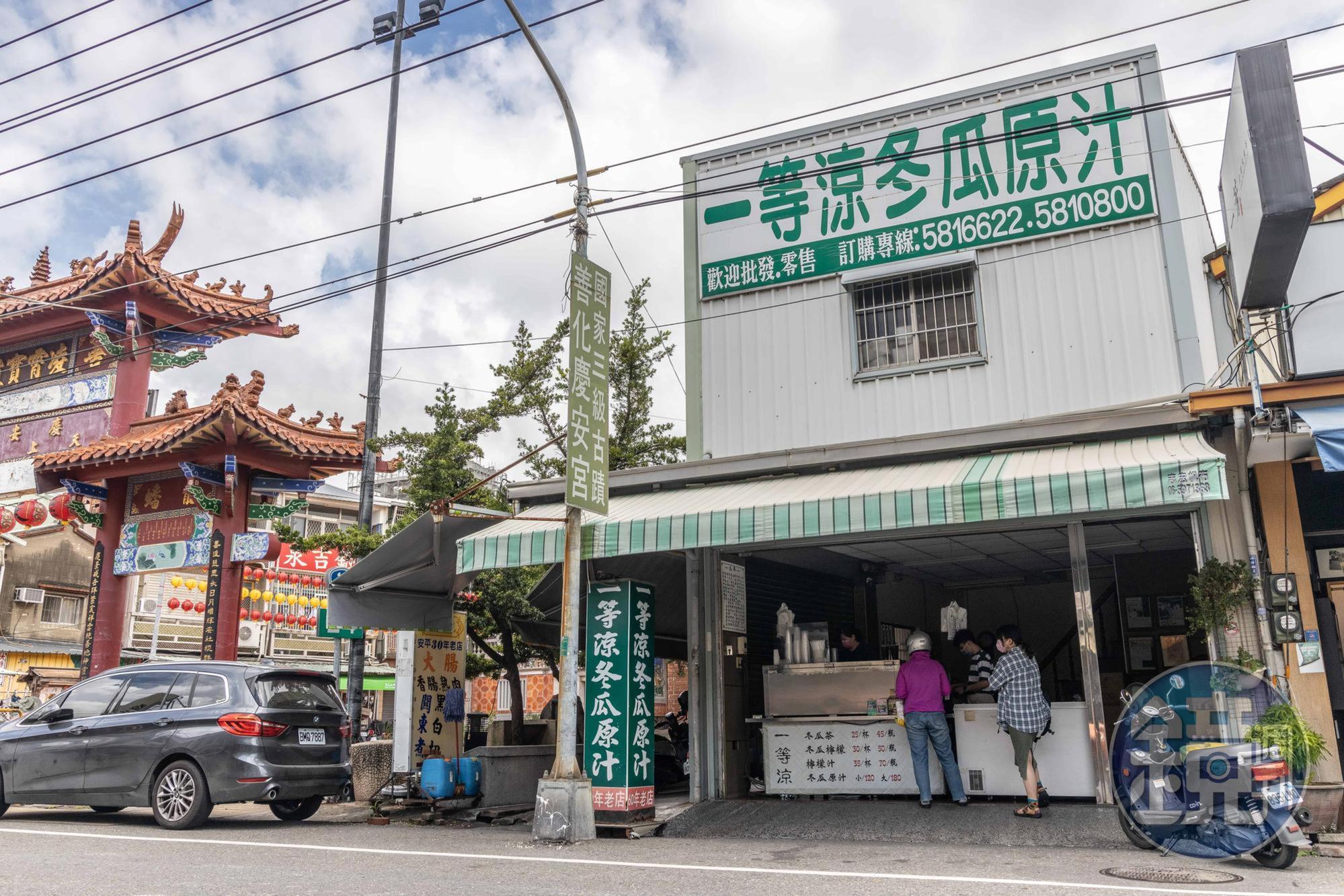 同樣緊鄰「慶安宮」,位於中山路上的「一等涼冬瓜原汁」,本地、外地粉絲一籮筐。