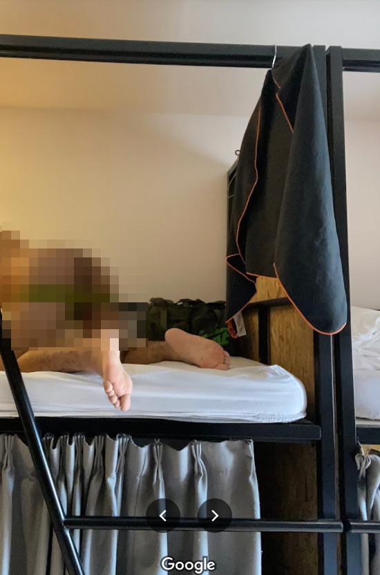 高雄某旅宿業者的Google簡介頁面上出現18禁床照，嚇壞搜尋民眾。（翻攝自Google Map）