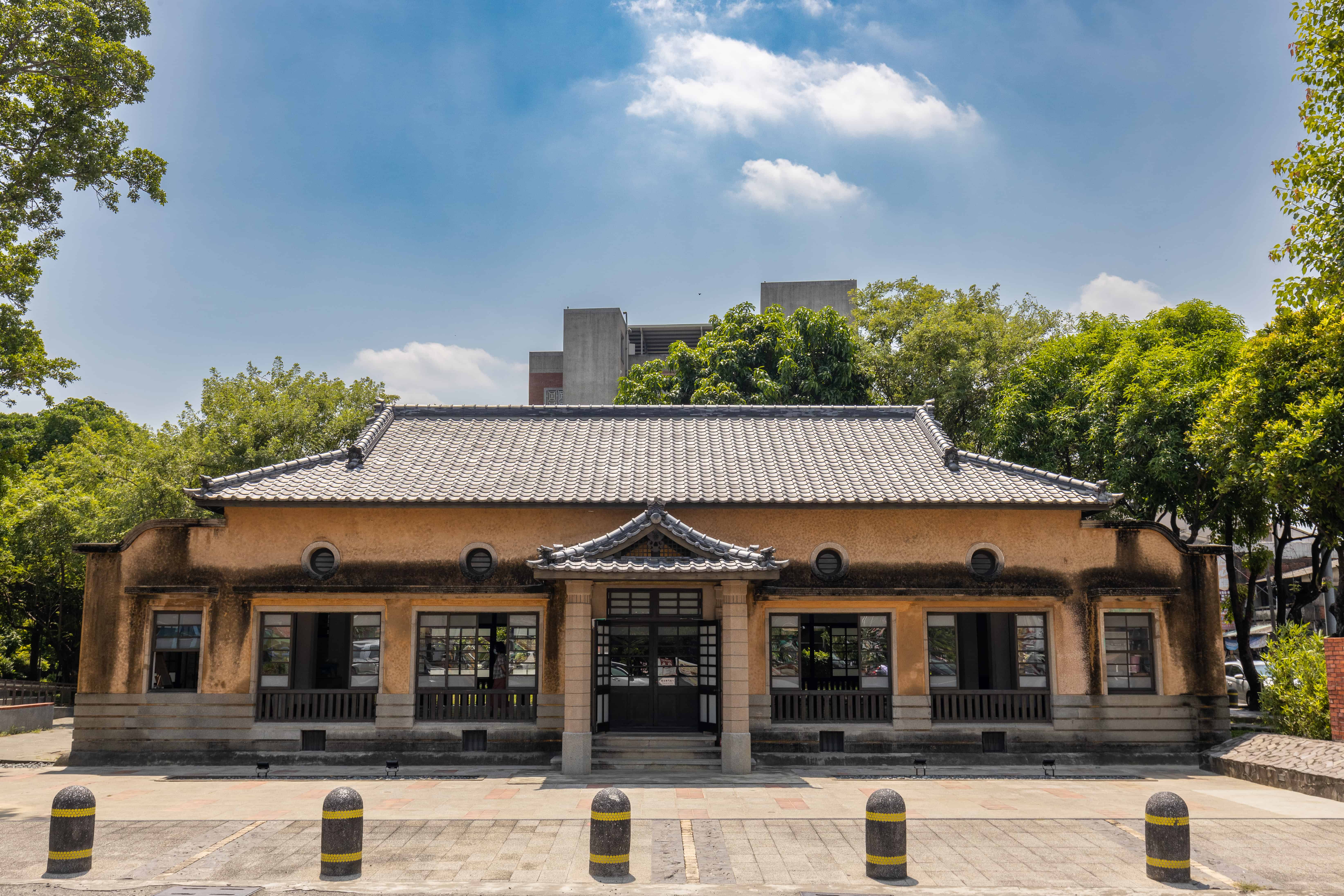 新化「武德殿」在整修後，結合新化老街、新化街役場、楊逵文學館，以及大目降文化園區，形成豐富的文化園區。