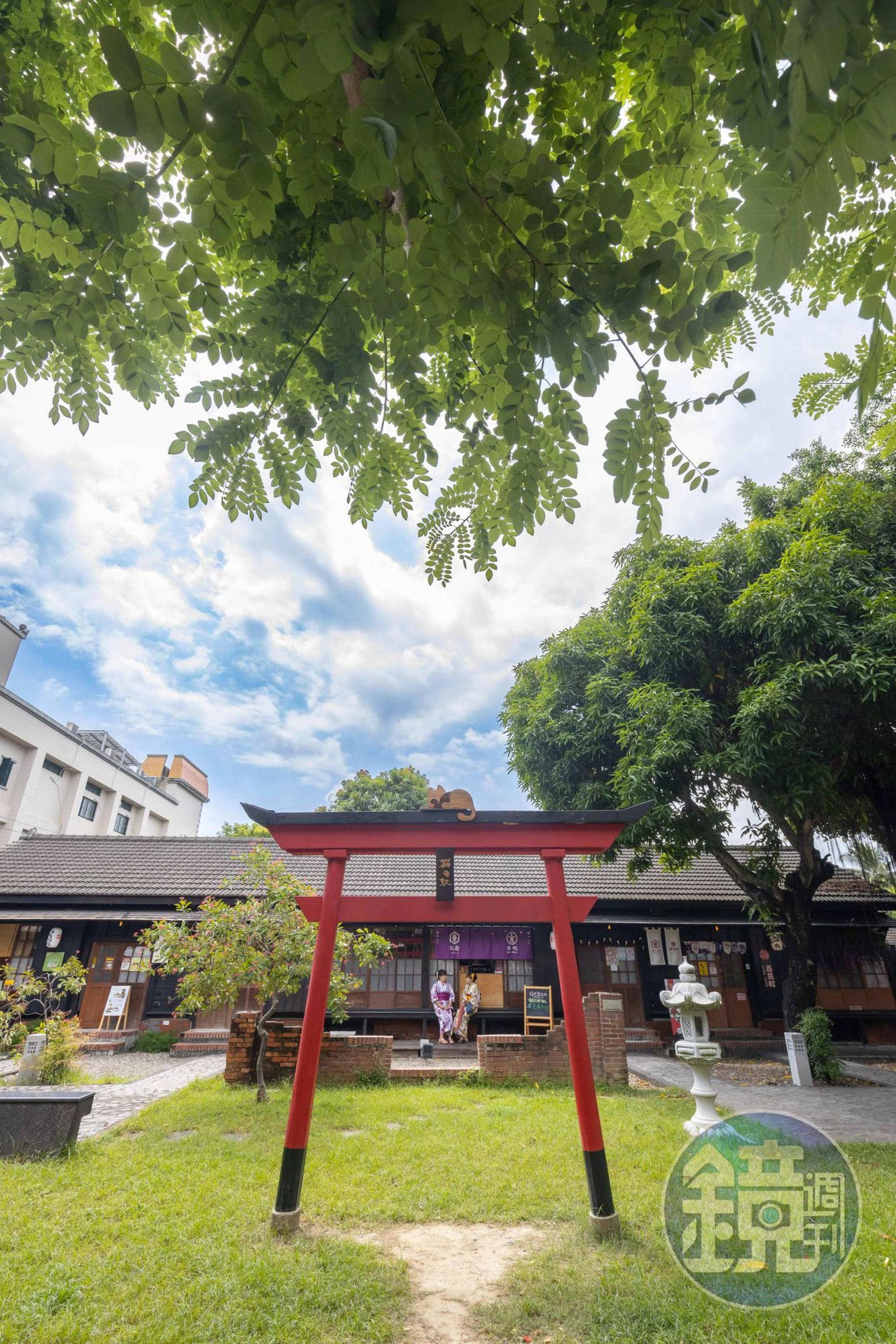 「猫の駅NekoStation貓之驛」的鳥居上, 特別以貓咪的木雕作為妝點。