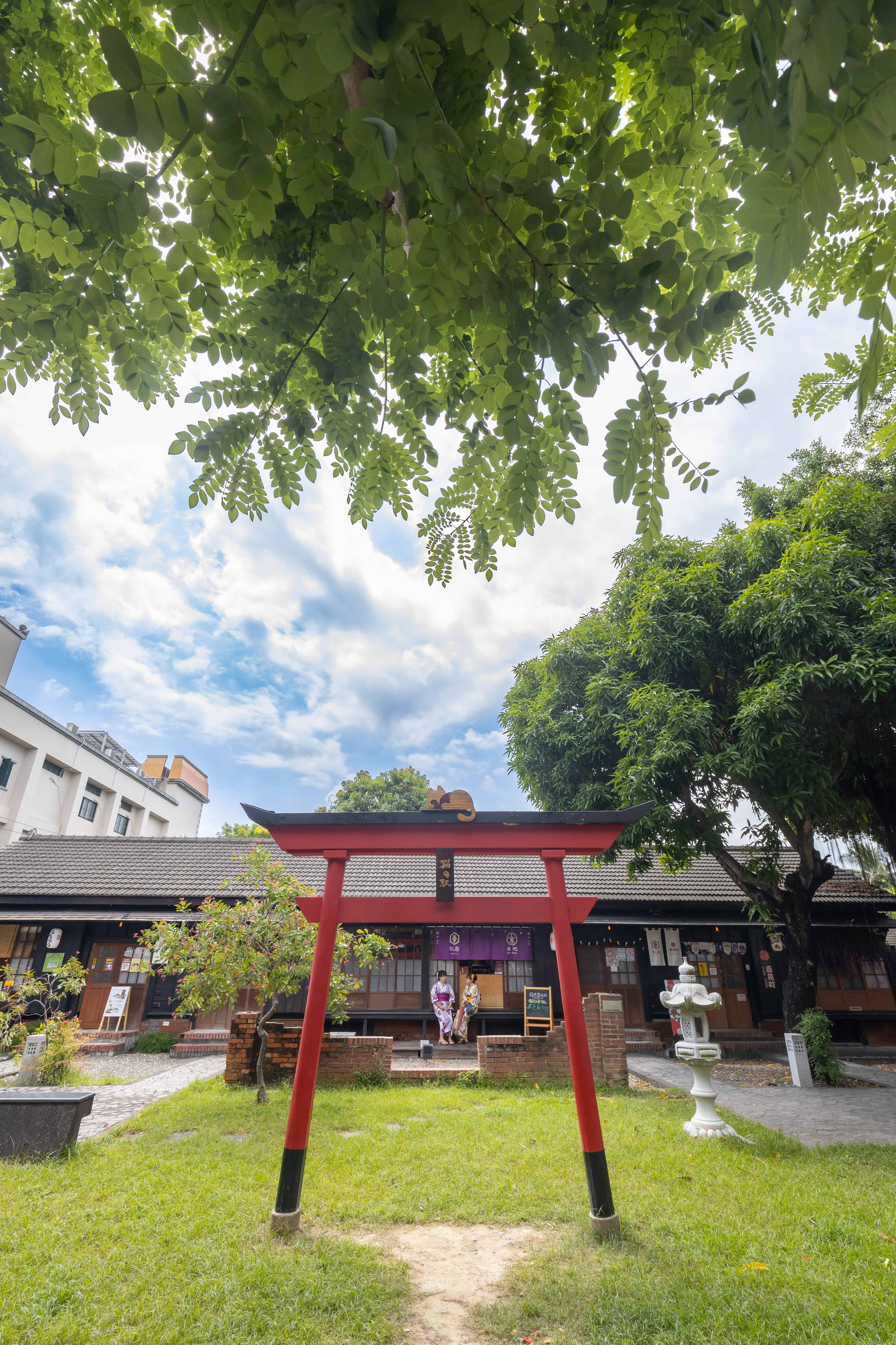 「猫の駅NekoStation貓之驛」的鳥居上， 特別以貓咪的木雕作為妝點。