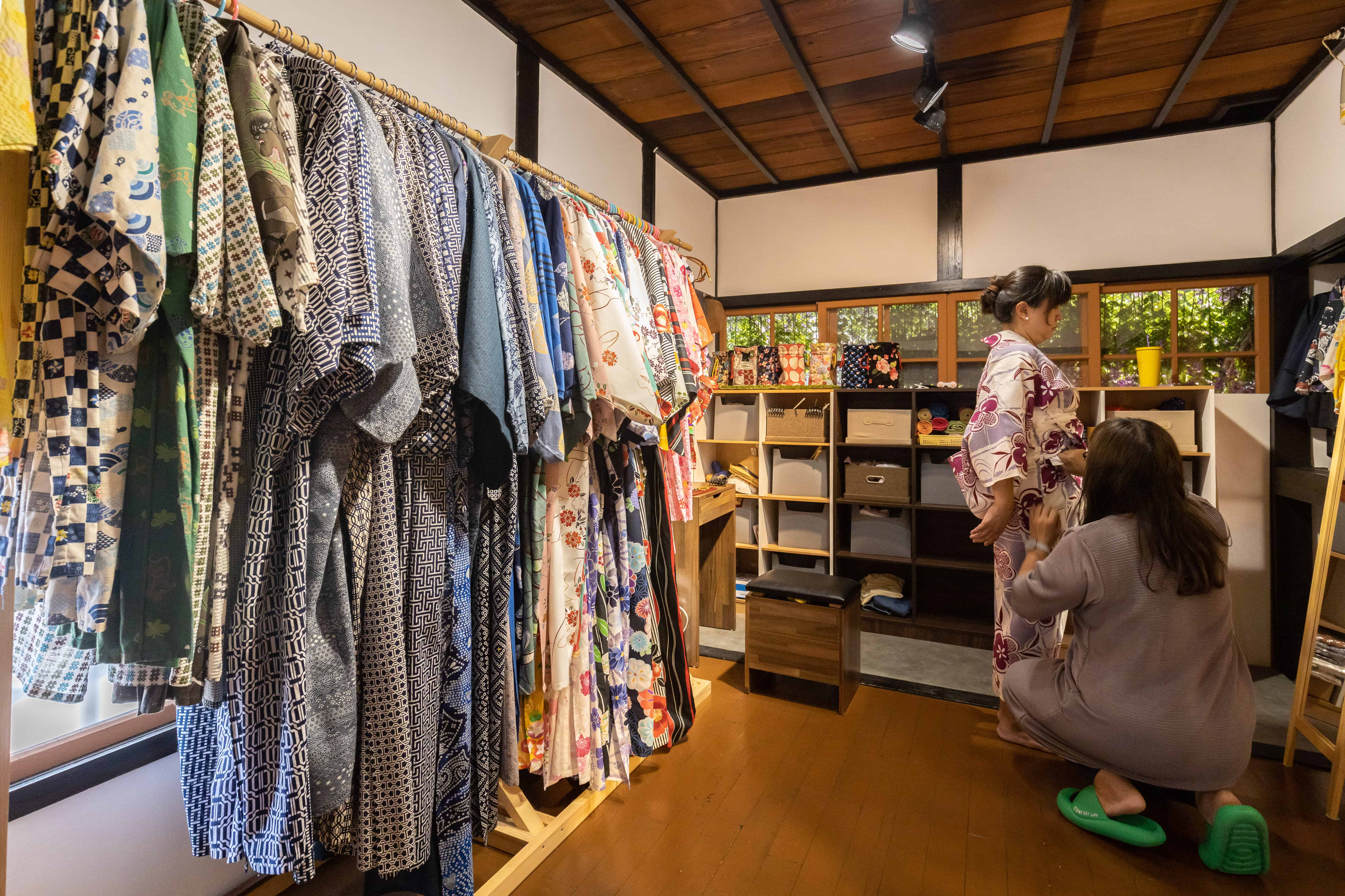 造訪貓之驛中販售日式雜貨的「百花町」，可換上浴衣穿梭日式宿舍拍美照。	