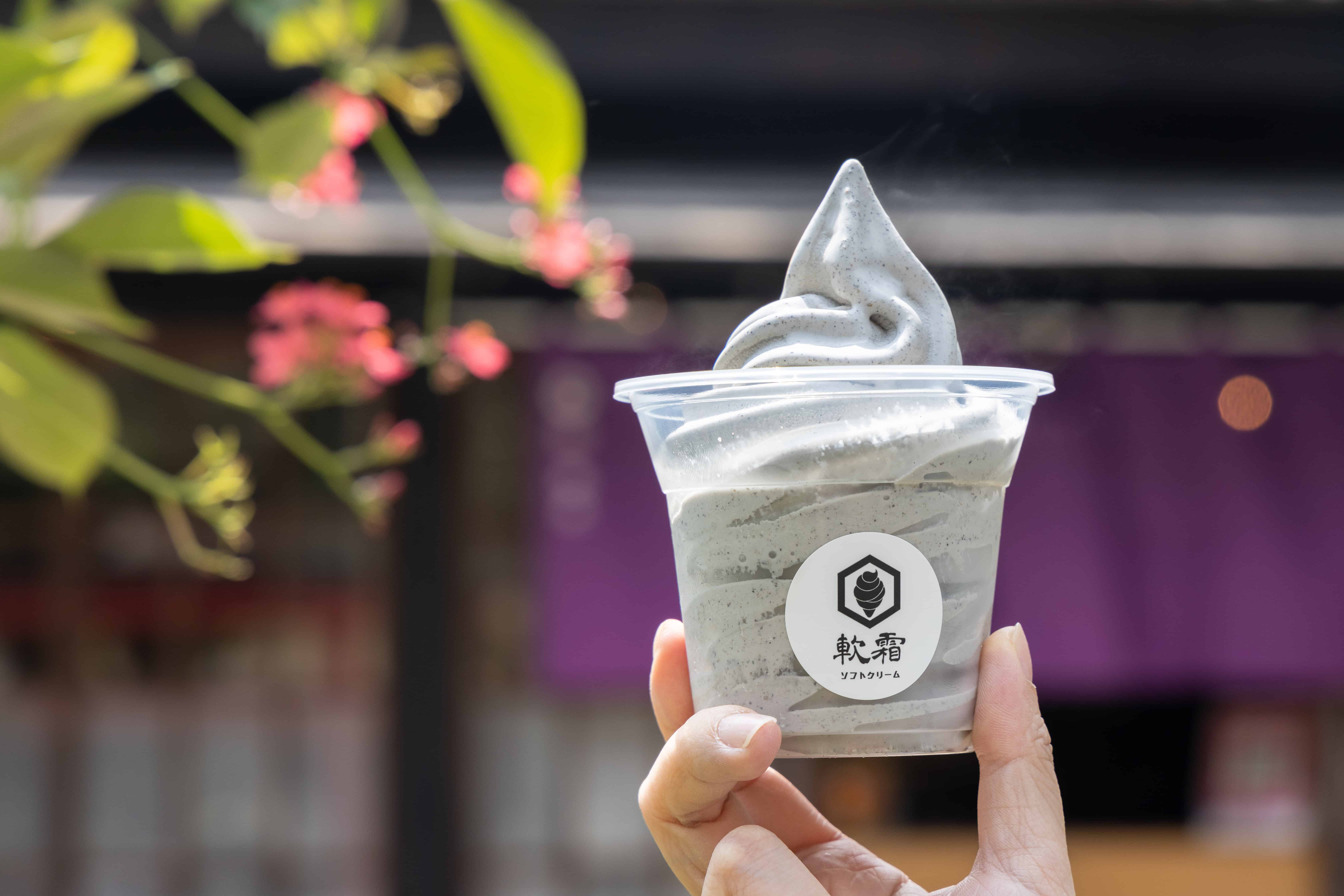 這回在「軟霜」吃到的霜淇淋，是香氣厚實濃郁的芝麻口味。（80／份）