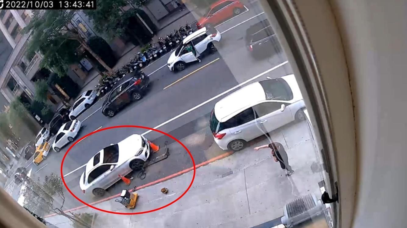 C300違停起步後，竟未注意前方施工工人，直直輾過。（翻攝自爆廢公社公開版）