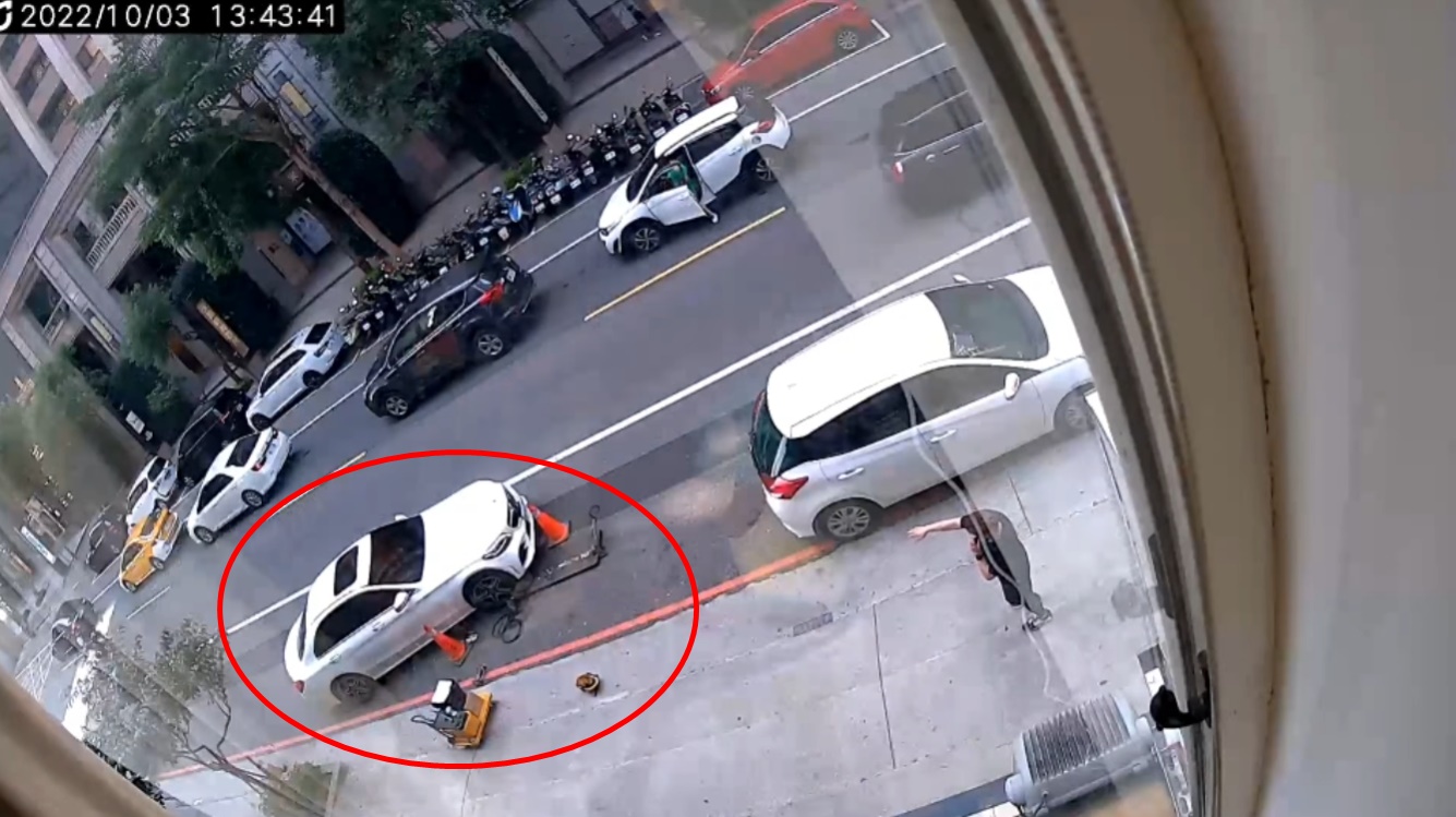 C300違停起步後，竟未注意前方施工工人，直直輾過。（翻攝自爆廢公社公開版）