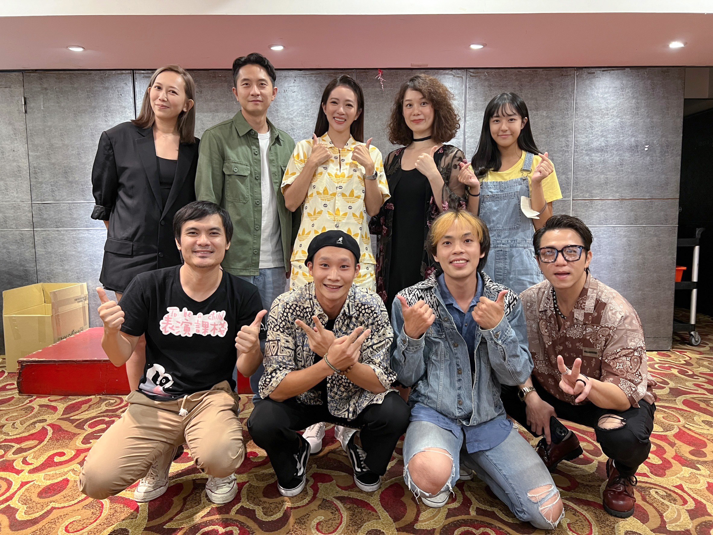 高宇蓁（後排中）經過1個多月拍攝，她與劇組其餘演員情同家人般。（馬棋朵數位影像）