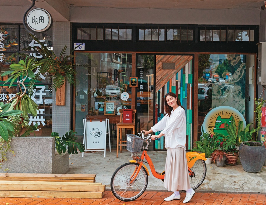 來到永昌宮廟埕大榕樹下的日日田職物所，由老倉庫改建，為大溪注入嶄新活力。