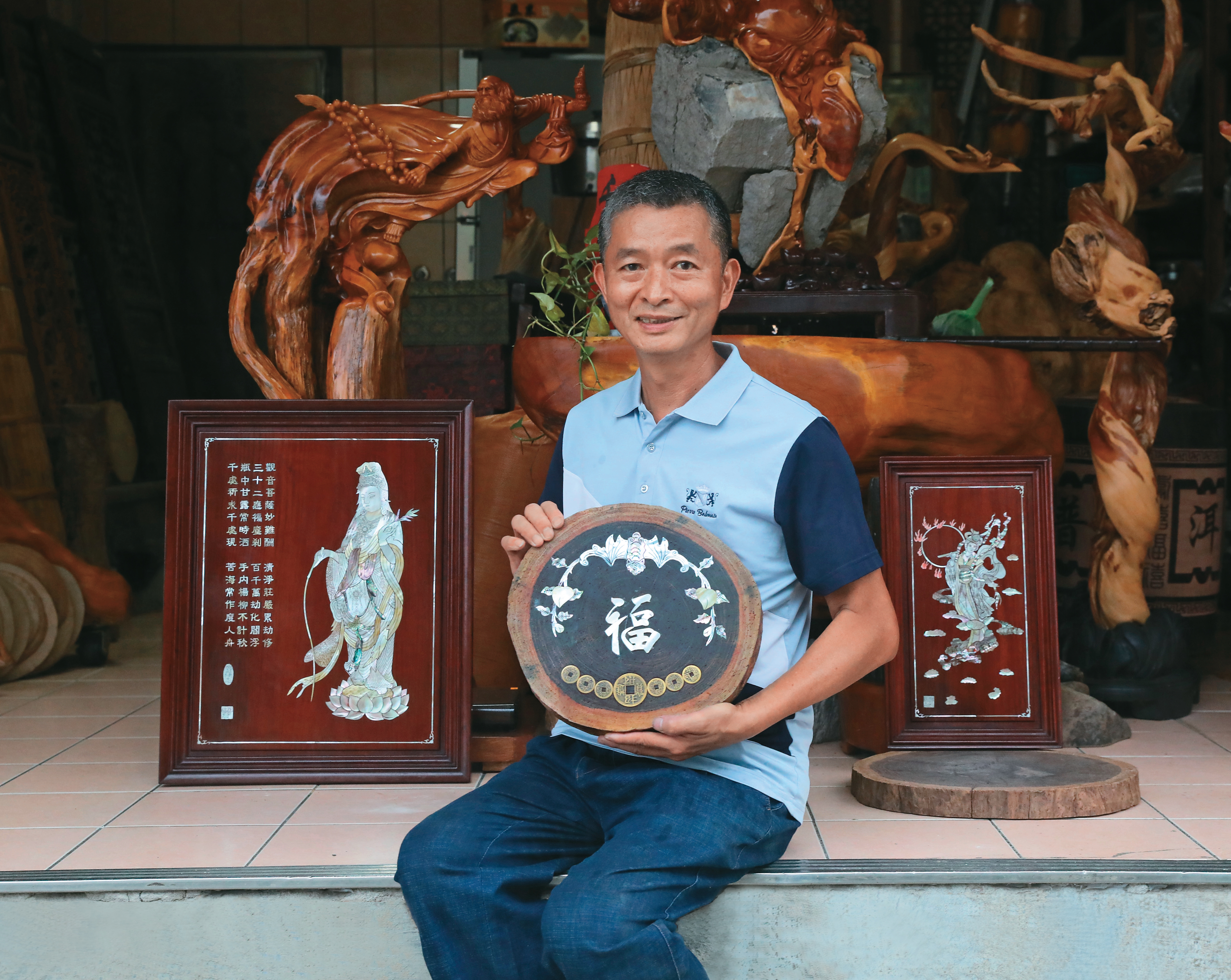 鄧福志是目前大溪為數不多的螺鈿匠人，畫面左側的作品即為〈滴水觀音螺鈿畫屏〉。