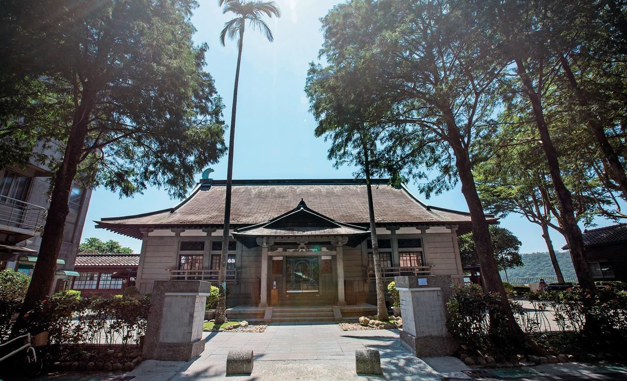 大溪武德殿的石綿瓦屋頂呈現美麗曲線,實為三折漸變坡度所構成。