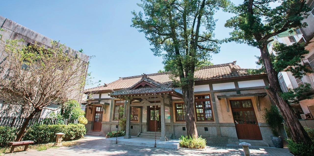 龍潭武德殿整體建築採社殿式樣構築,其屋頂採「入母屋造」。