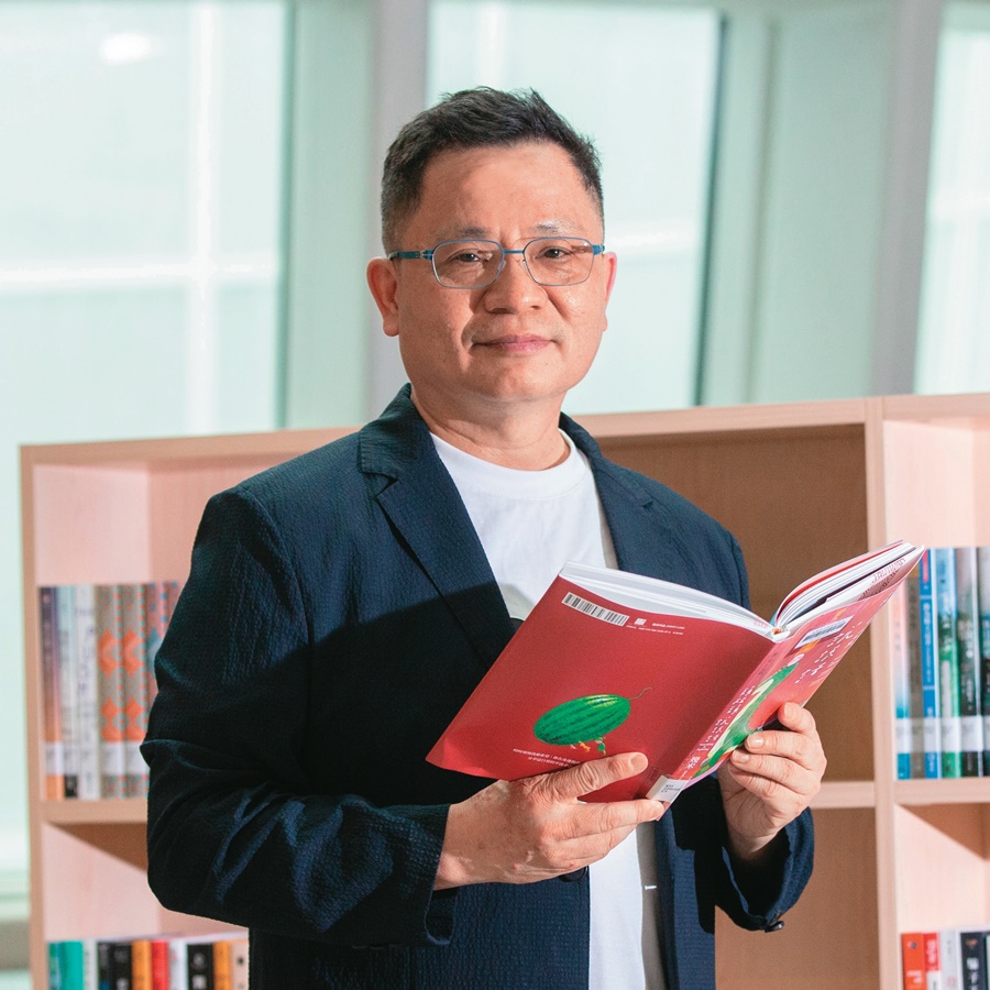 姚敦明:新建總圖的靈魂人物,身為桃園市立圖書館館長,熱衷於美好事物的推廣,致力拓展圖書館與人們的多重宇宙,希望大家都能找到自在閱讀的方式。