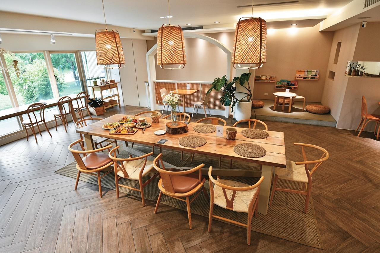 不挑食餐廳內提供露營等級的兒童餐具,2樓設有半開放式座位,備有各年齡層都適合的兒童繪本並定期更換。