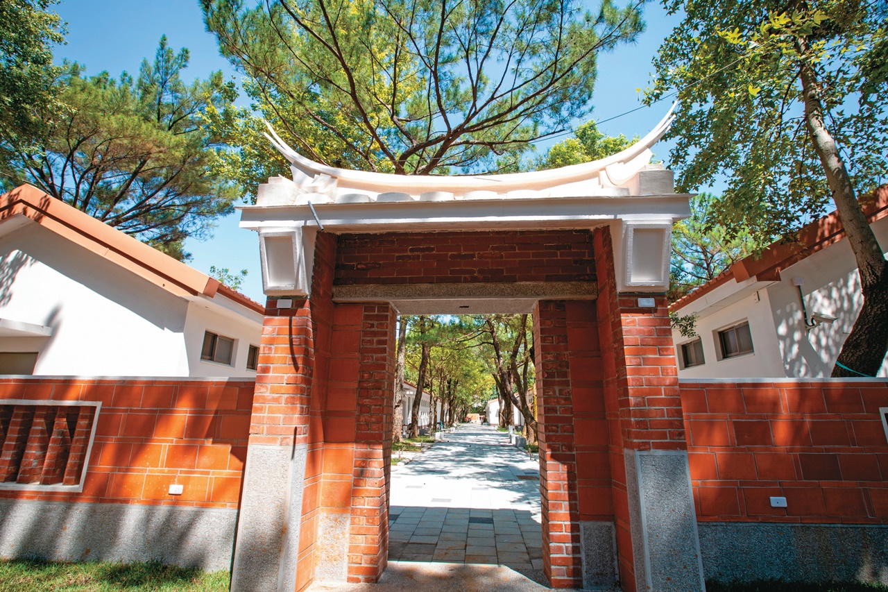 白牆紅瓦搭配細緻窗花,自場館入口便悉心營造傳統閩式建築氛圍。