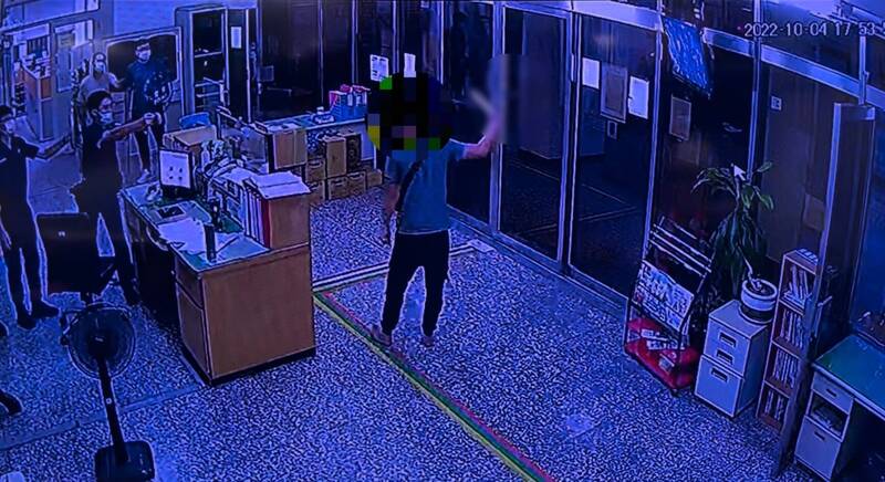 男子撞毀檳榔攤後，衝向派出所持刀大鬧被制伏，強制送醫。（讀者提供）