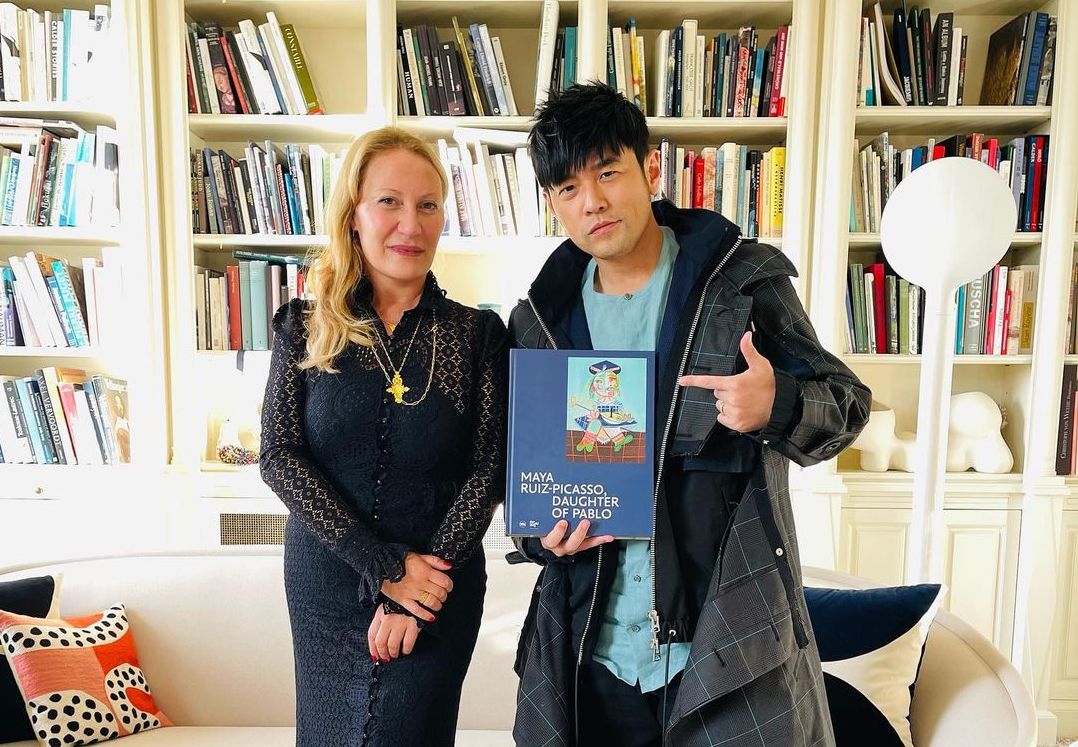 周杰倫到畢卡索孫女黛安娜家做客。（翻攝周杰倫IG）