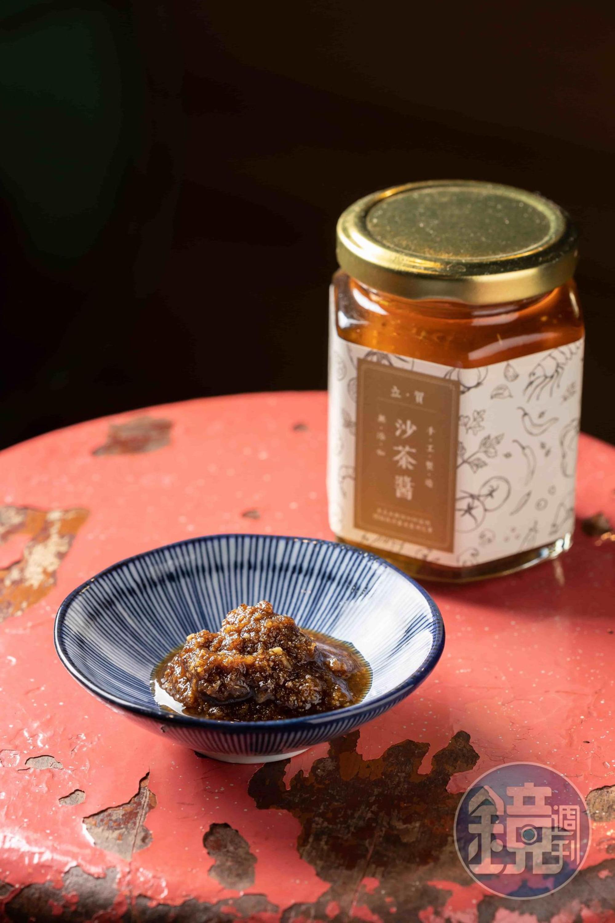 來「立賀佇遮」推薦必買的「手工沙茶醬」，加入中藥低溫慢炒，香氣與口感猶如沙嗲醬的延伸版。（150 元／罐）