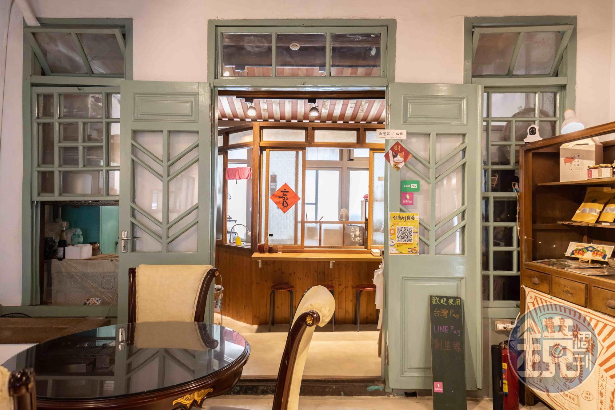 店中店的裝潢讓路邊攤與餐廳彷彿合為一體。