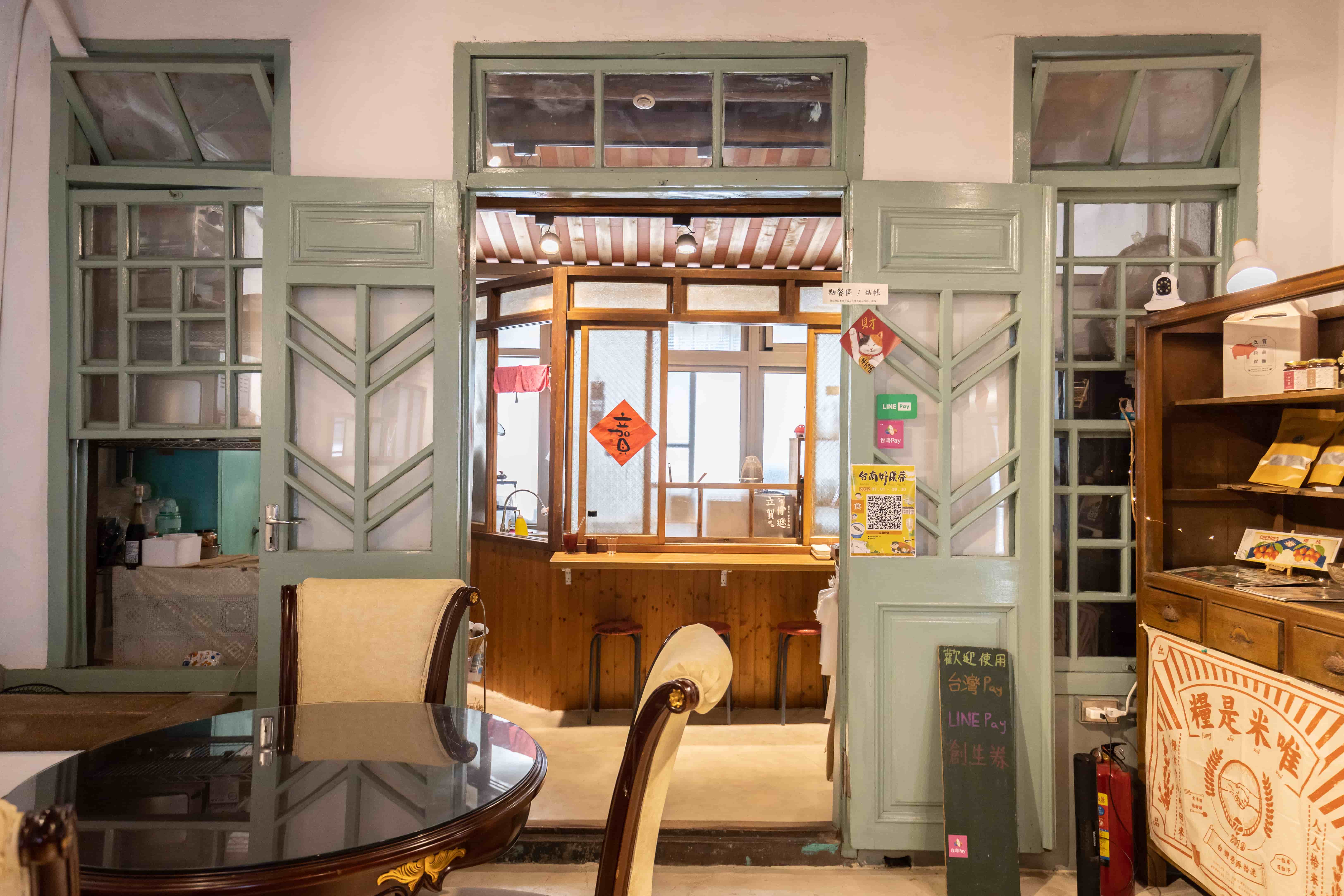 店中店的裝潢讓路邊攤與餐廳彷彿合為一體。