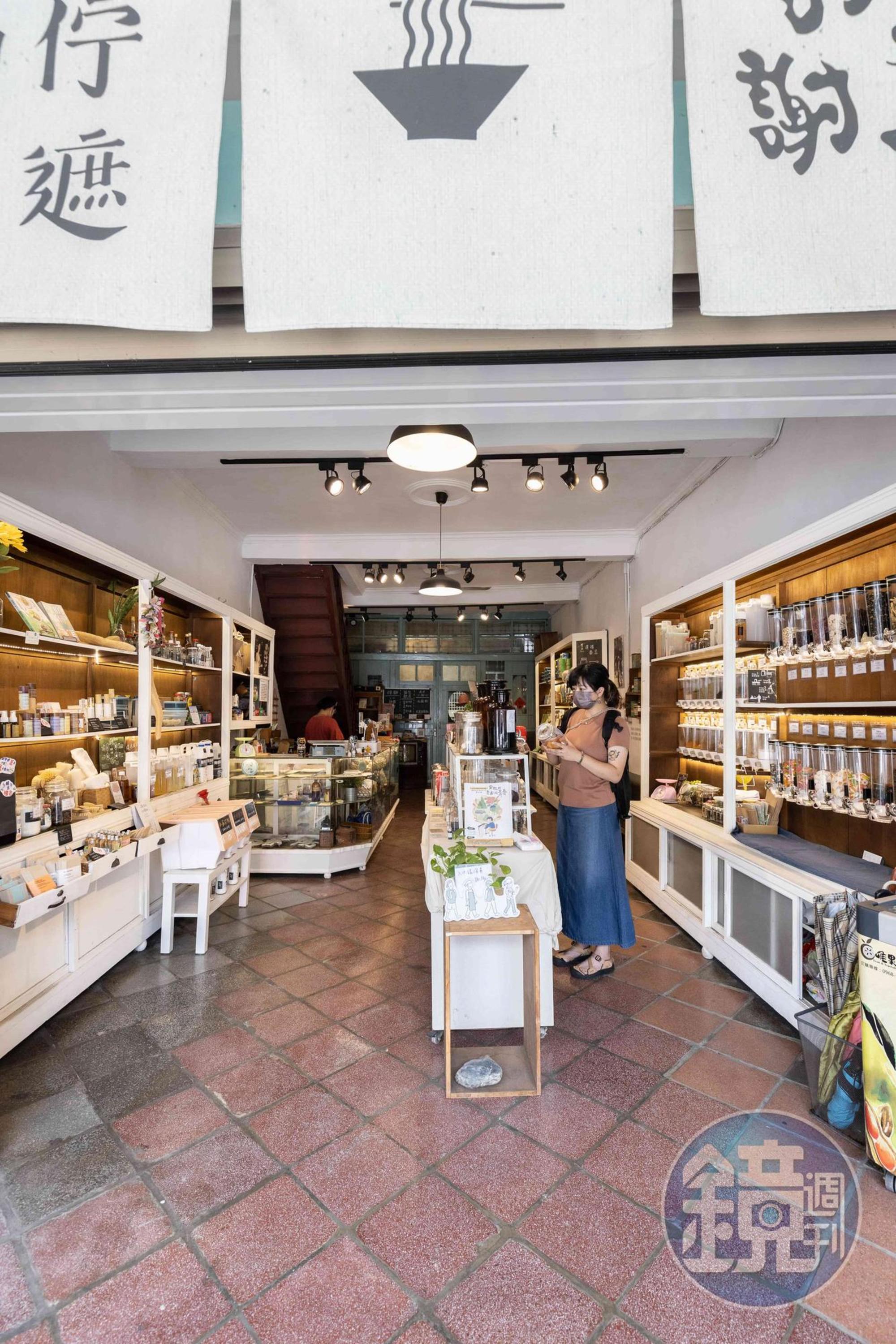 店內空間被巧妙運用，擺設的產品比想像的還要多。