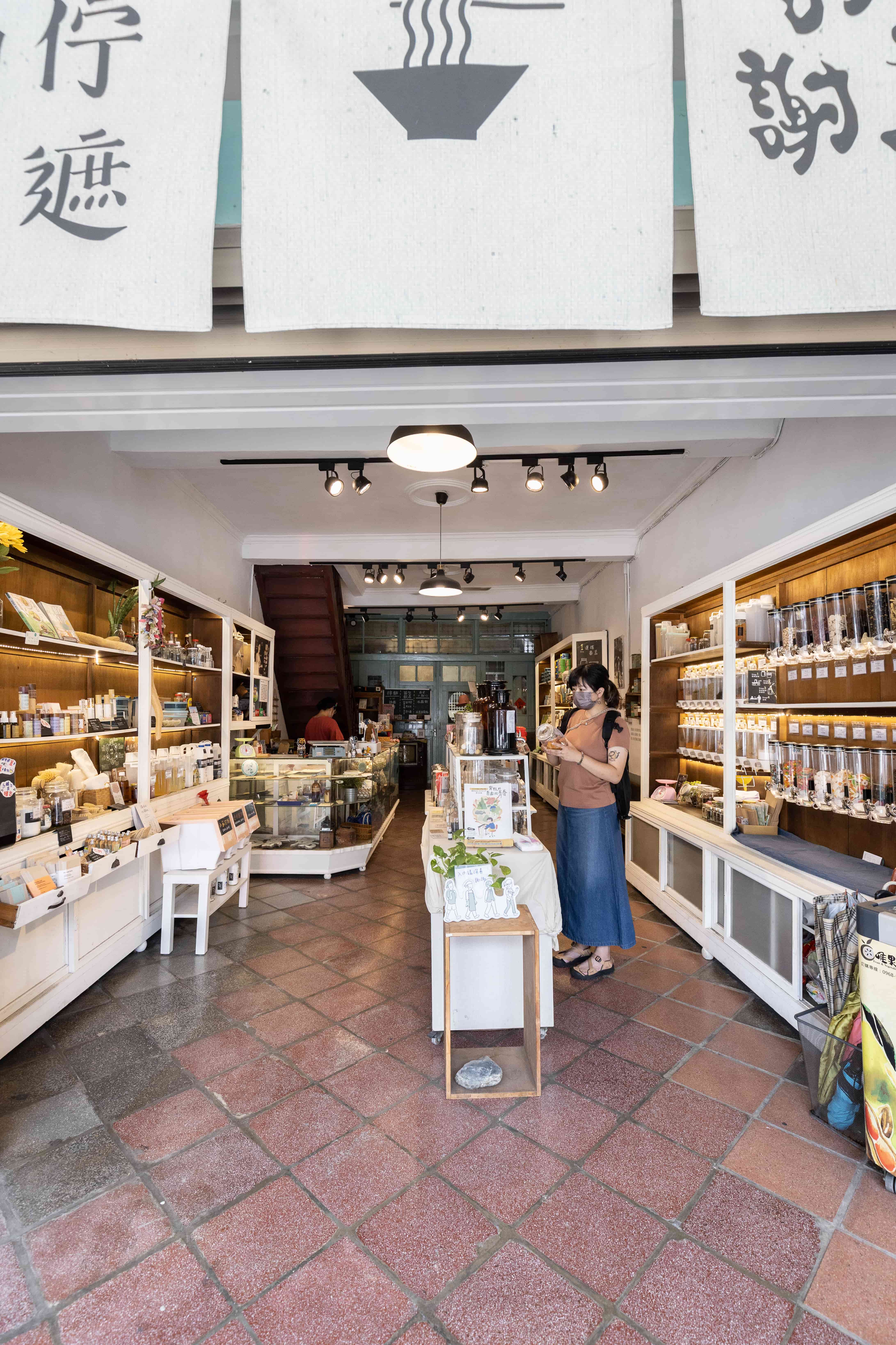 店內空間被巧妙運用，擺設的產品比想像的還要多。
