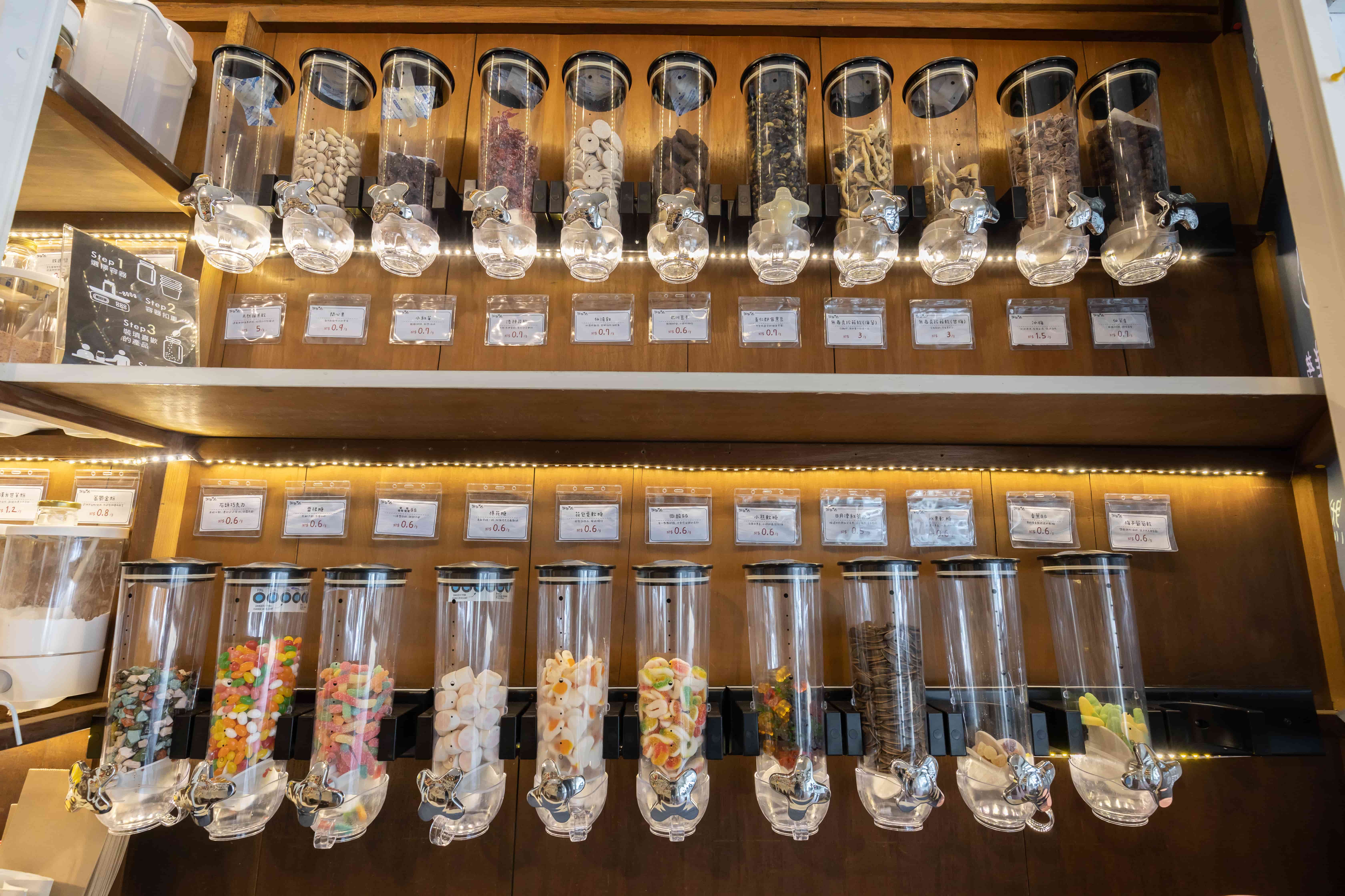 柑仔店的販售模式讓人不需要只是嘴饞，卻得買下吃不完的大包裝。