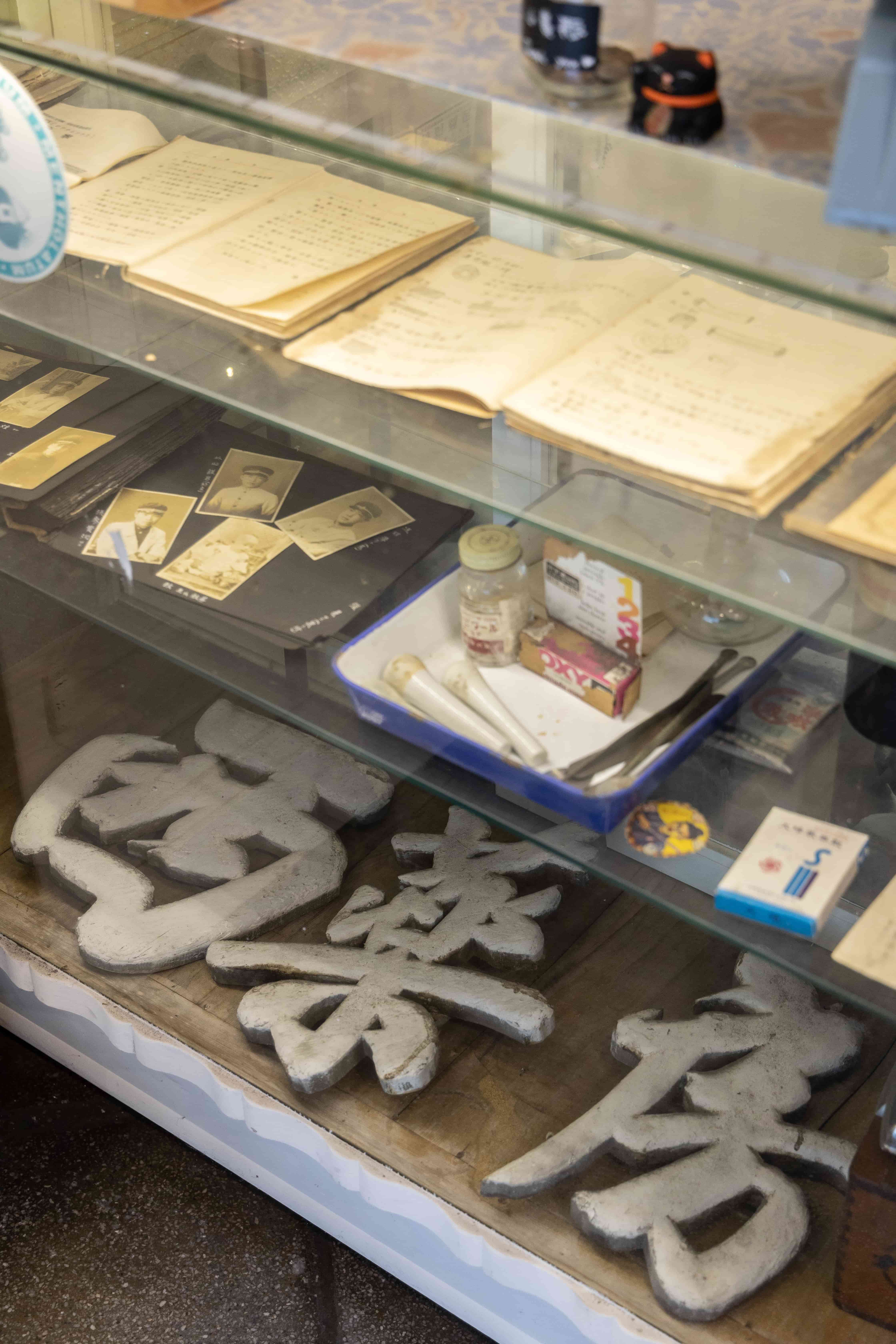 「長泰西藥房」主理人過世之後，後代希望能將西藥房的文物保留下來，因而櫃檯也成為了展示空間。