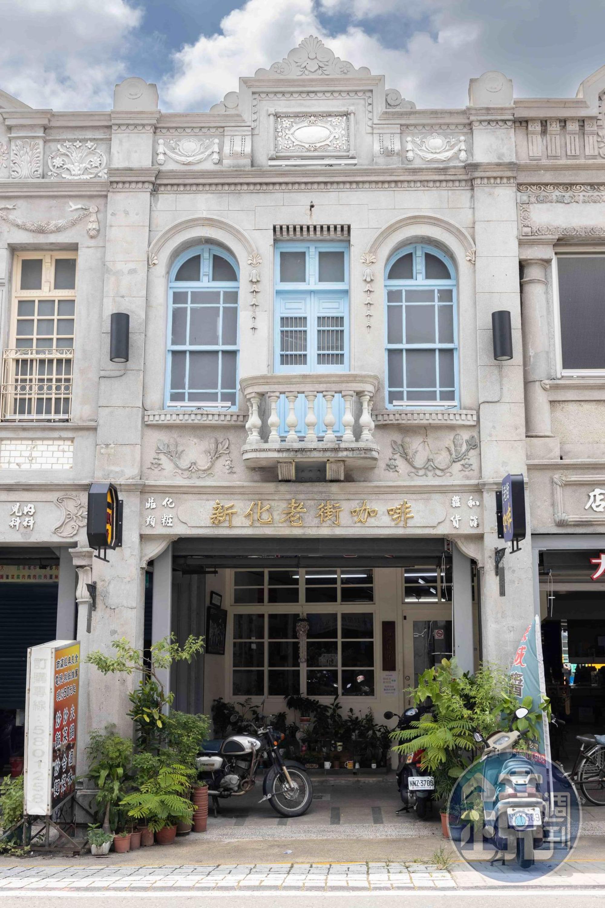 「新化老街咖啡」的外觀，讓我聯想到昭和的復古喫茶店。