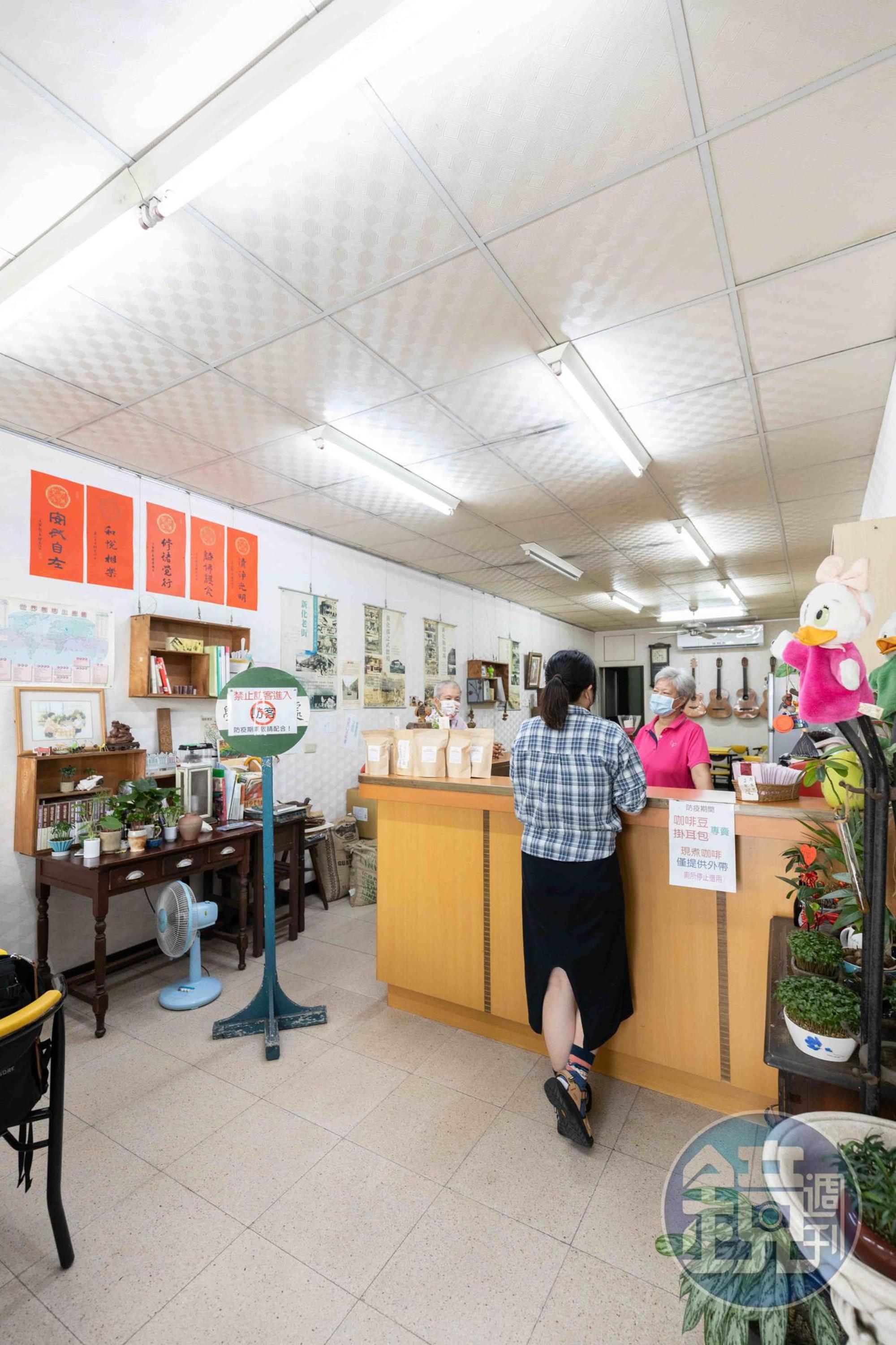 店內風格簡樸，牆面貼上滿滿關於新化地區人文、歷史的印刷物。