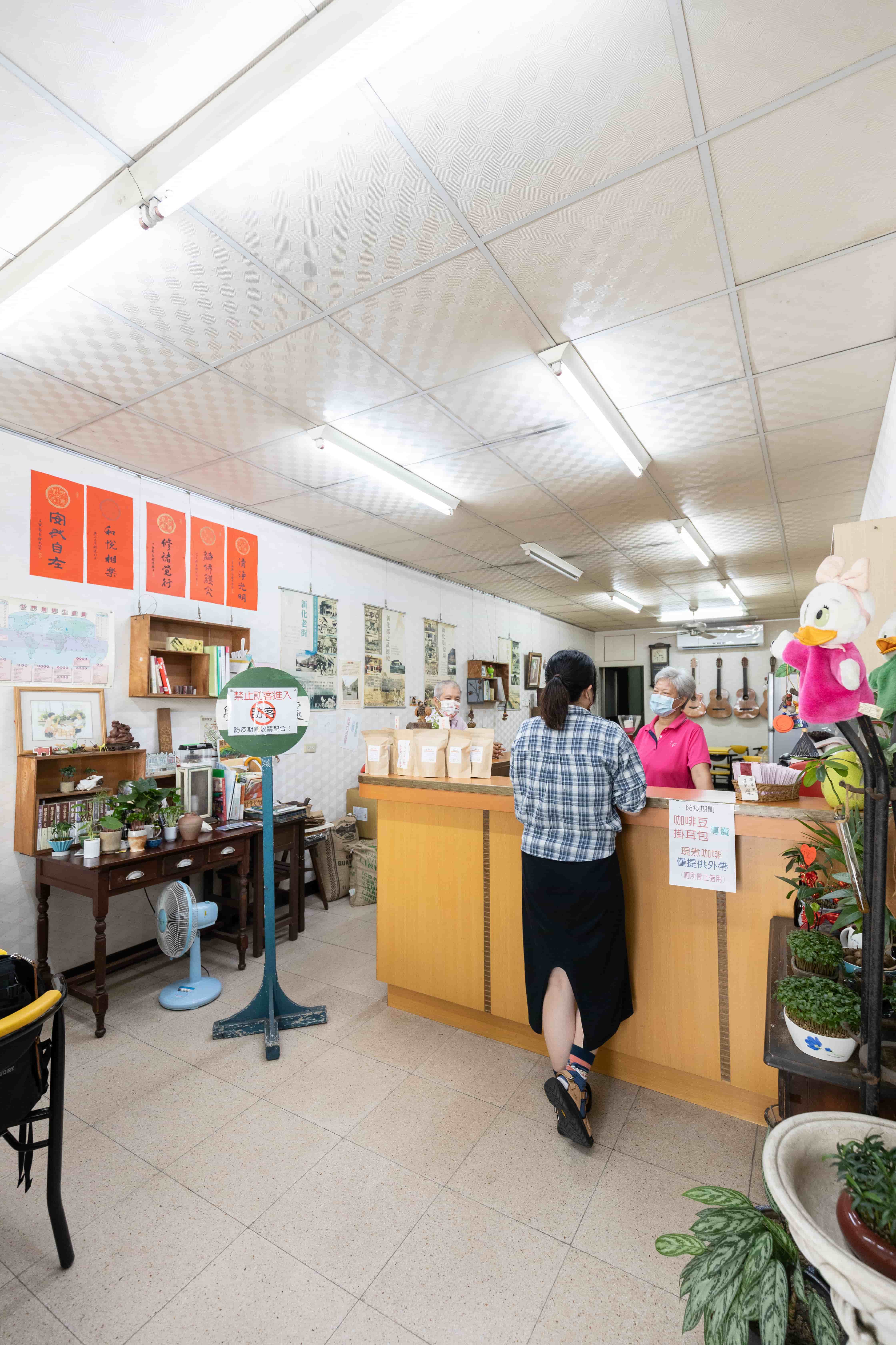 店內風格簡樸，牆面貼上滿滿關於新化地區人文、歷史的印刷物。