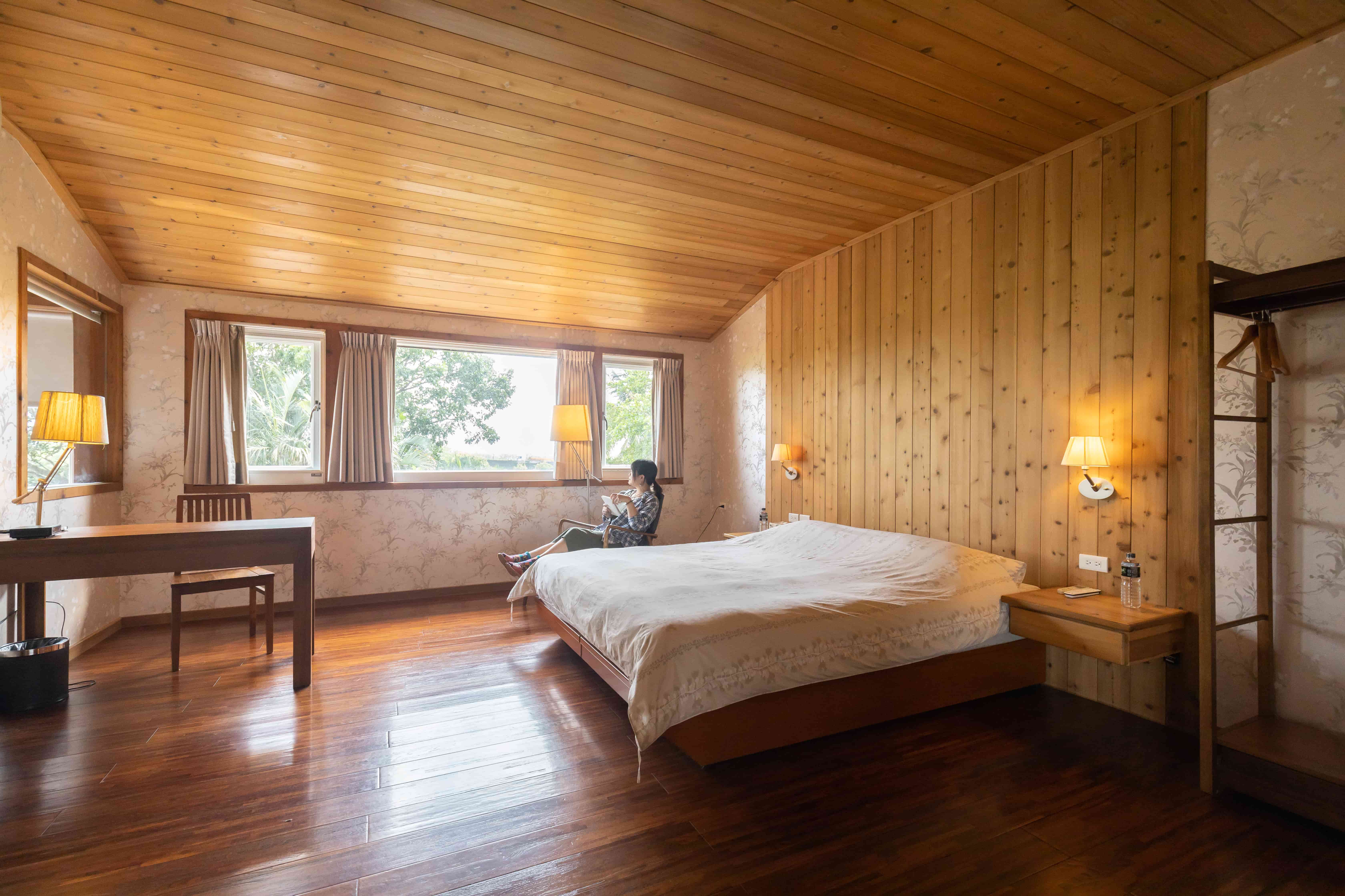 大片窗戶與極佳的採光，是所有房型的標配。