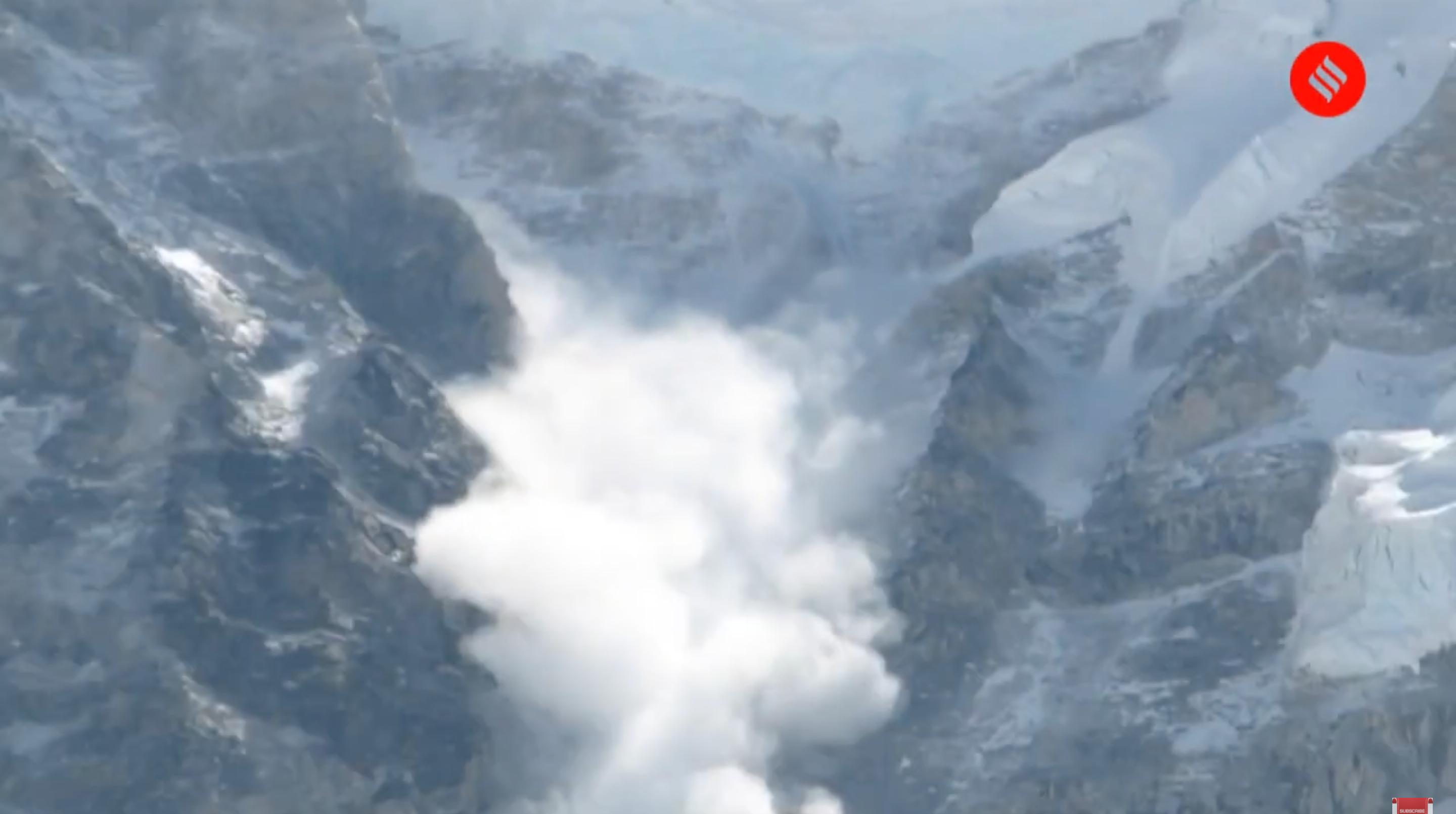 印度喜馬拉雅山的卓帕帝旦大-2號山峰發生雪崩，當時正在訓練的41人遭活埋。（翻攝自 IndianExpressOnline YouTube）