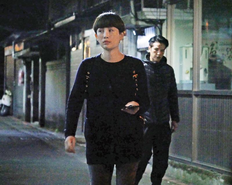 對於魏如萱與隆宸翰婚變一事，5日女方的經紀人終於代為承認已經雙雙恢單。圖為本刊2017年拍到兩人同居的模樣，但一前一後分開走裝不熟回之前愛巢。（本刊資料照）