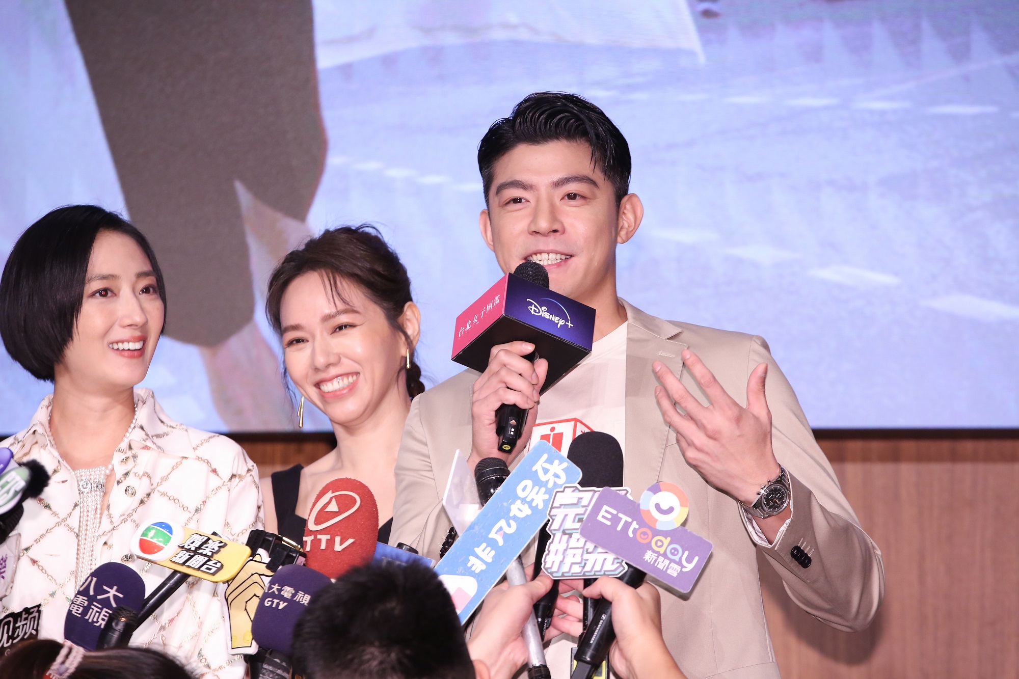 王柏傑（右起）在劇中最愛與夏于喬、桂綸鎂鬥嘴，也是陪伴女主角「林怡姍」最久的角色。（Disney+提供）