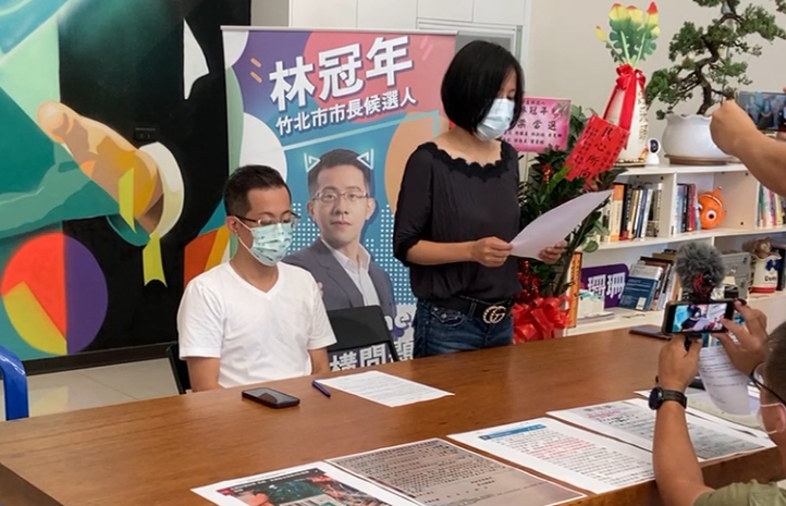 林冠年強調沒有酒後駕車，自己因喝含酒精漱口水造成儀器誤判。（翻攝自林冠年臉書直播）