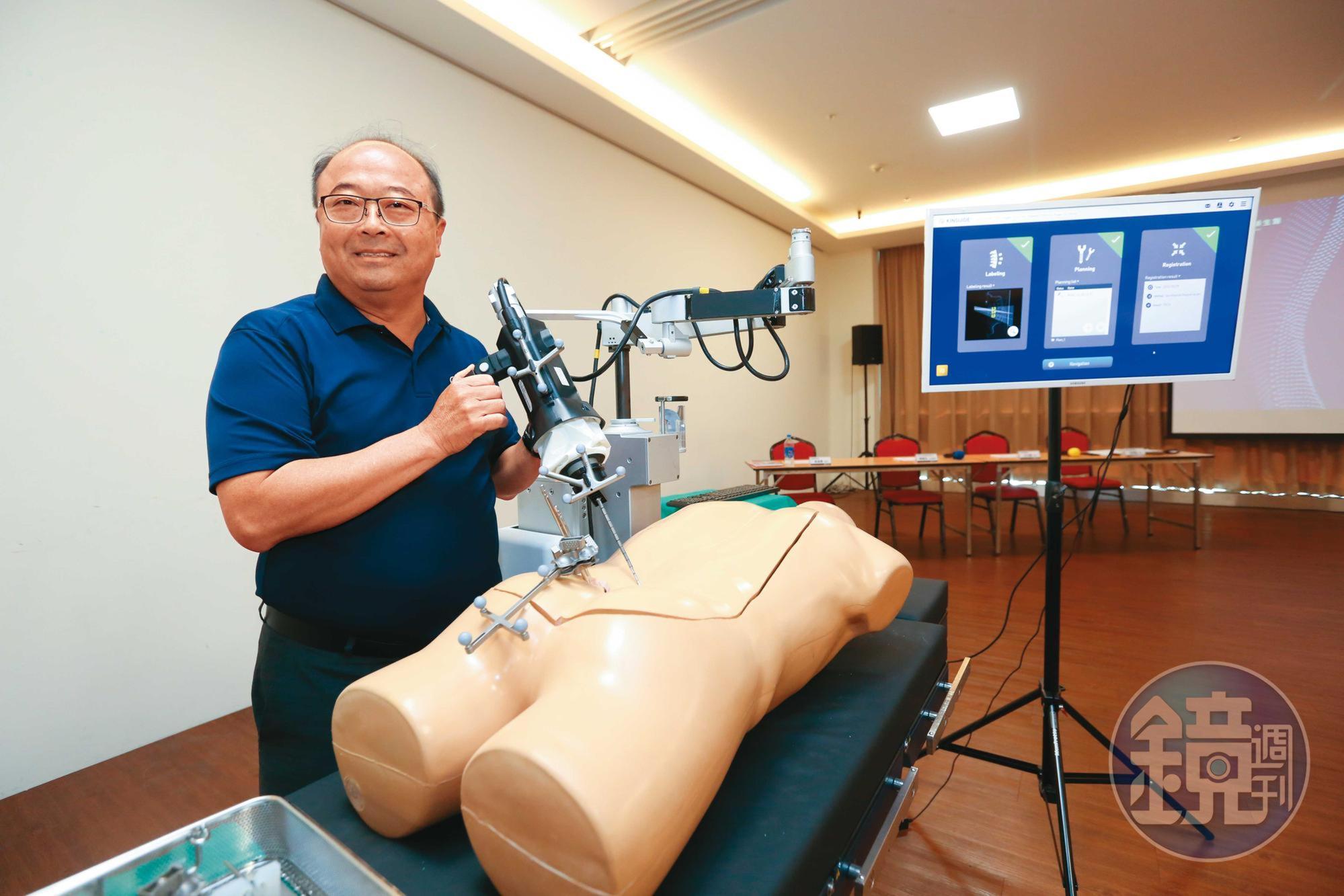 炳碩生醫的「脊椎微創手術機器人」以媲美國際大廠的功能，順利拿下美國FDA上市許可。左為炳碩生醫執行長莊學誠。