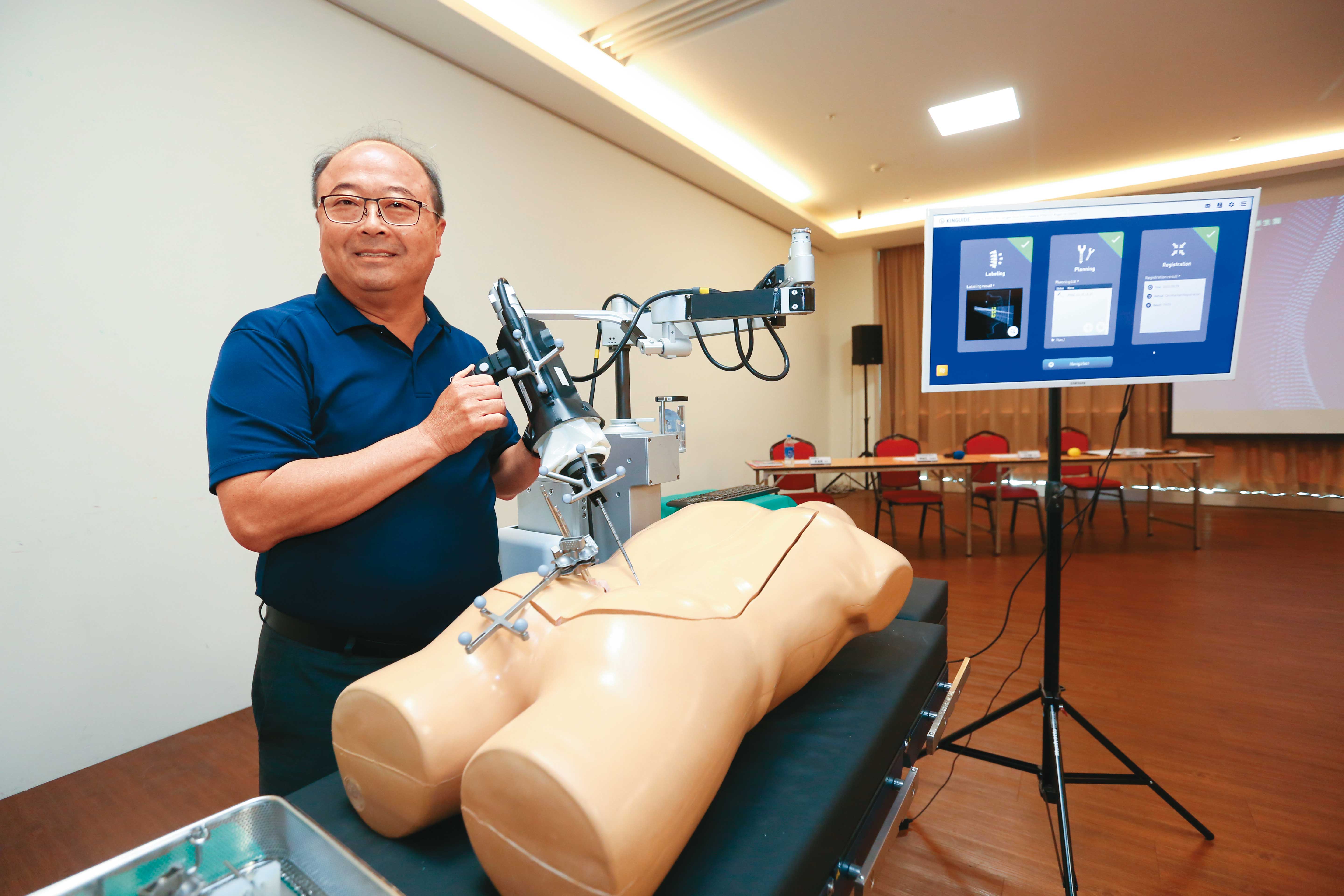 炳碩生醫的「脊椎微創手術機器人」以媲美國際大廠的功能，順利拿下美國FDA上市許可。左為炳碩生醫執行長莊學誠。