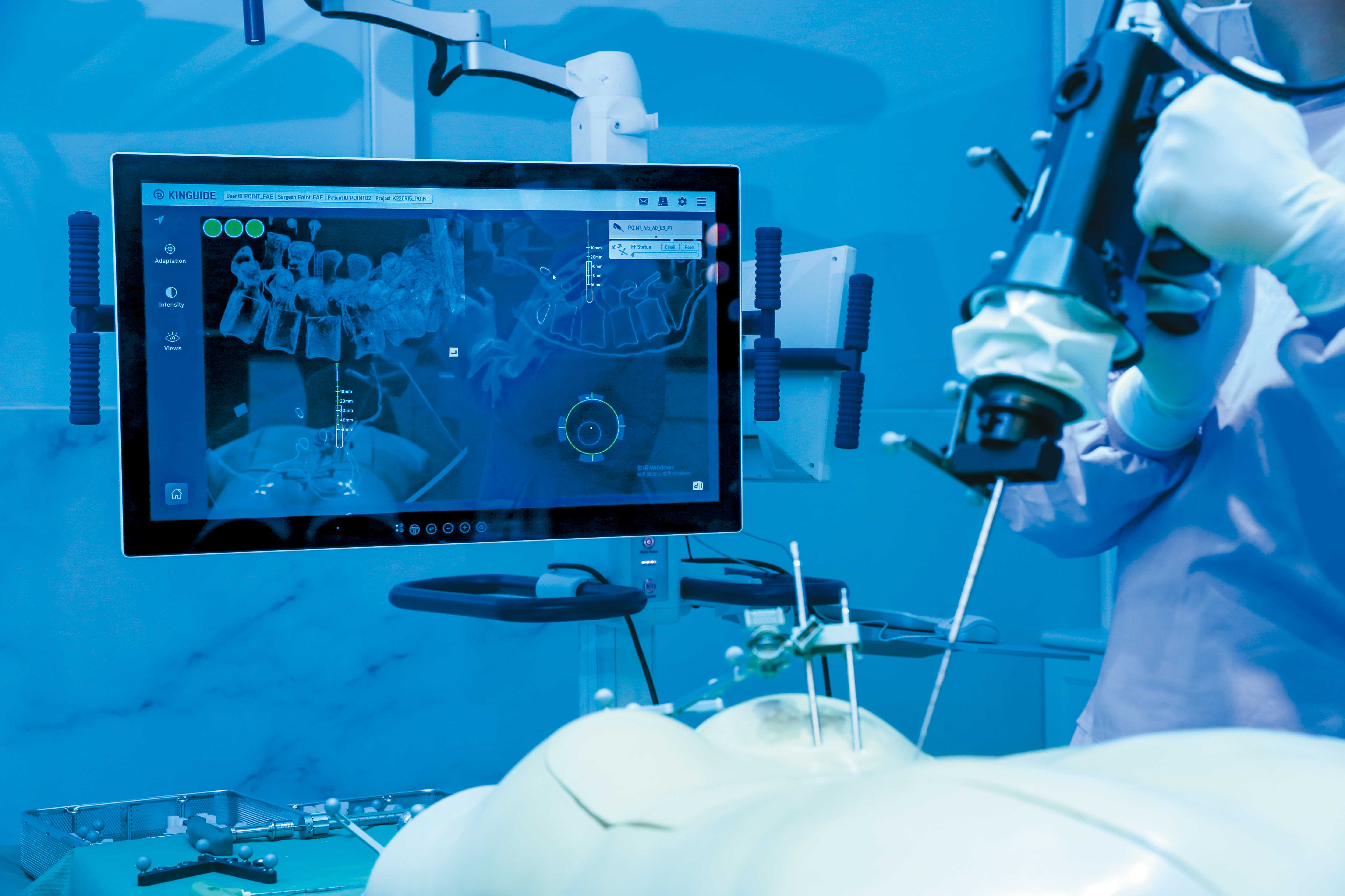 與達文西應用於軟組織、靠內視鏡導航不同，脊椎等硬組織手術利用術前的影像檢查圖資，建立3D模型來作為導航。