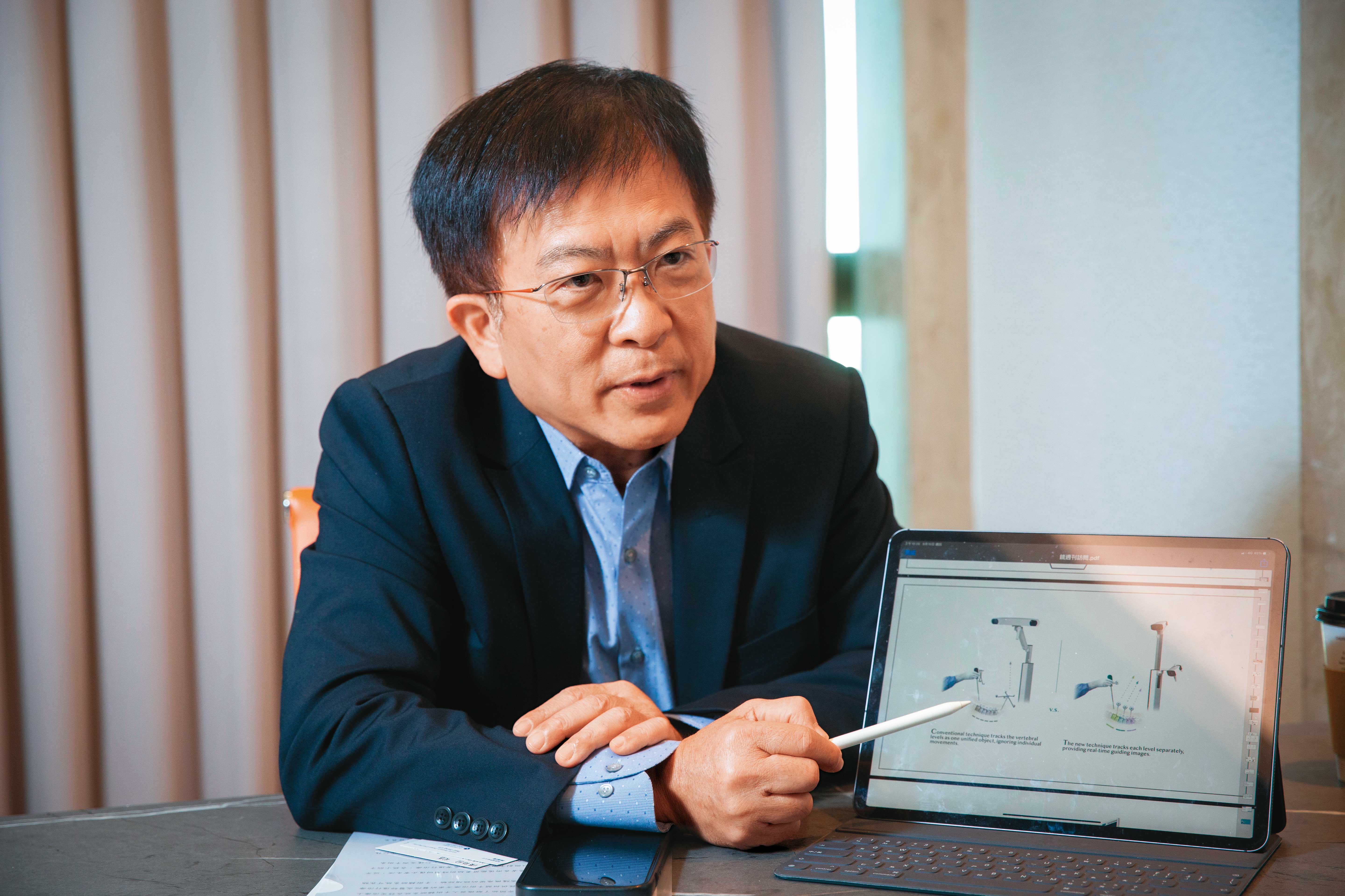 金屬中心副執行長林志隆透露，與多家廠商合作的「智慧多椎節手術輔助系統」，明年將進行取證動作。