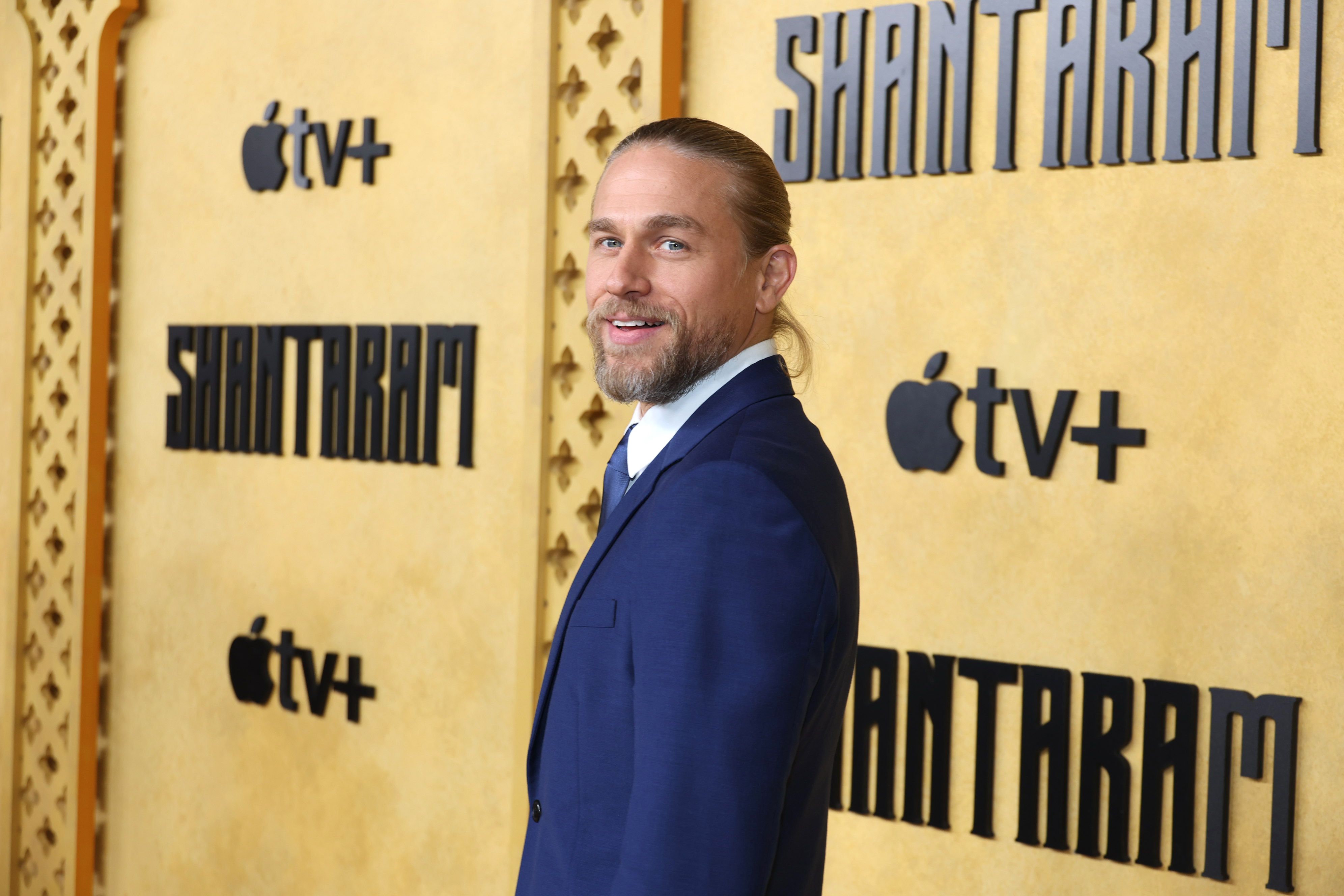 查理漢納主演影集《項塔蘭》，扮演逃往印度孟買貧民窟的主角林福德。（Apple TV+提供）