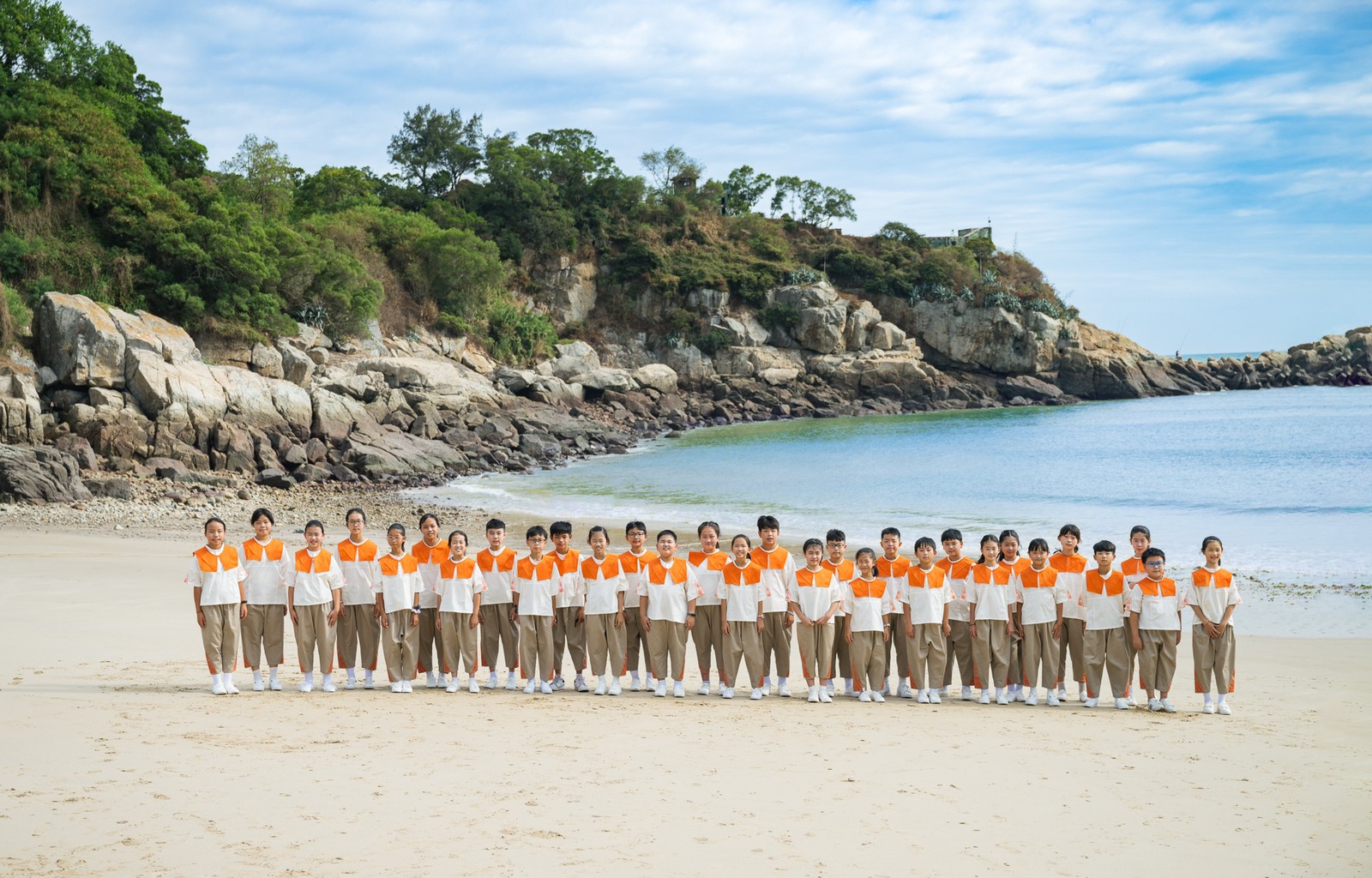 馬祖兒童合唱團穿著「馬祖風燈」服領唱國歌。（文總提供）