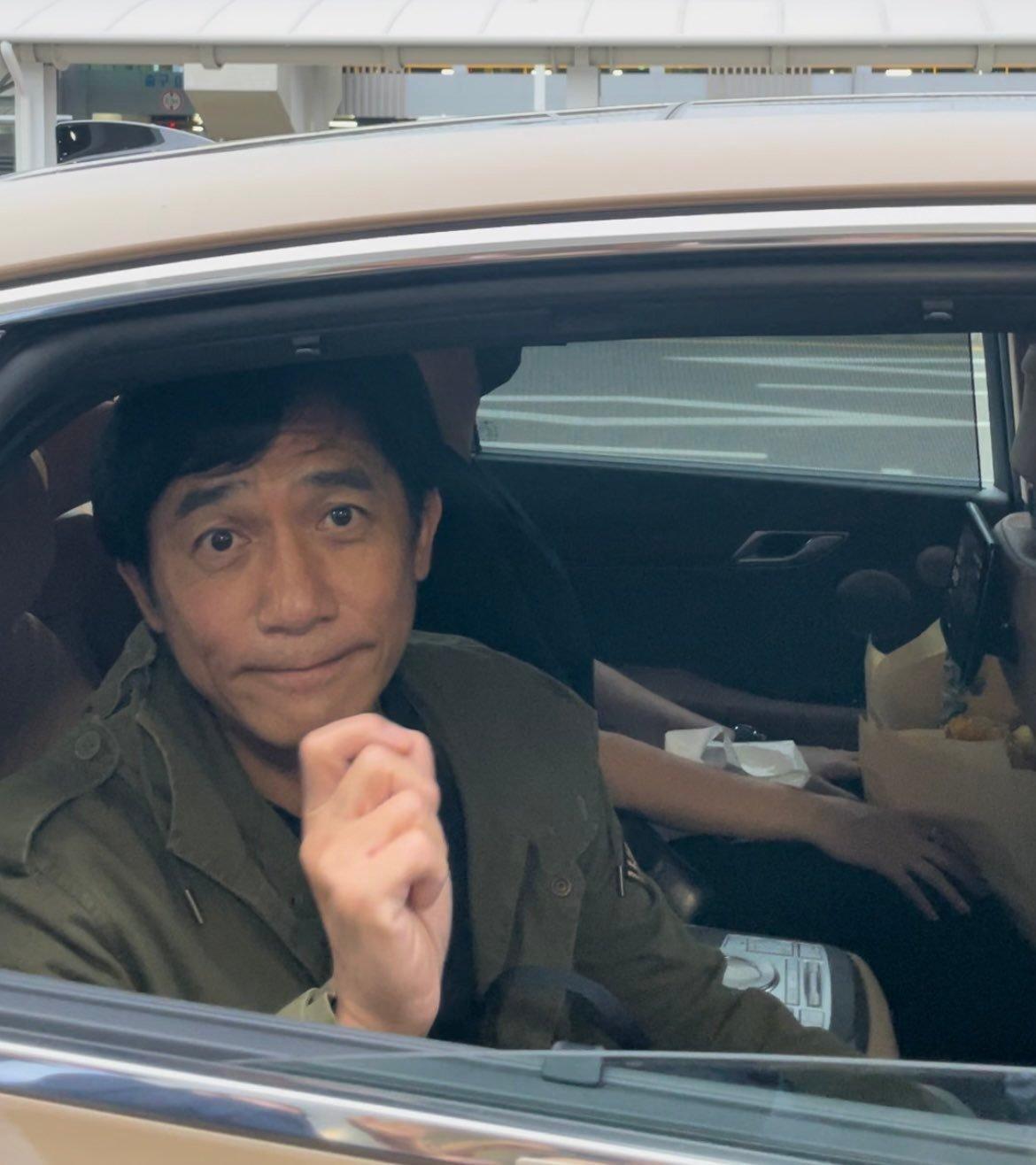 梁朝偉上車時還特地搖下車窗跟影迷揮手。（翻攝香港電影吧微博）