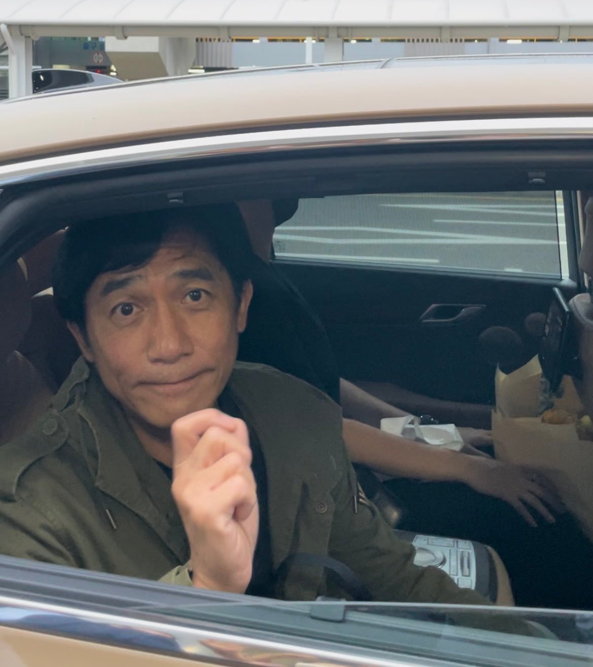 梁朝偉上車時還特地搖下車窗跟影迷揮手。（翻攝香港電影吧微博）