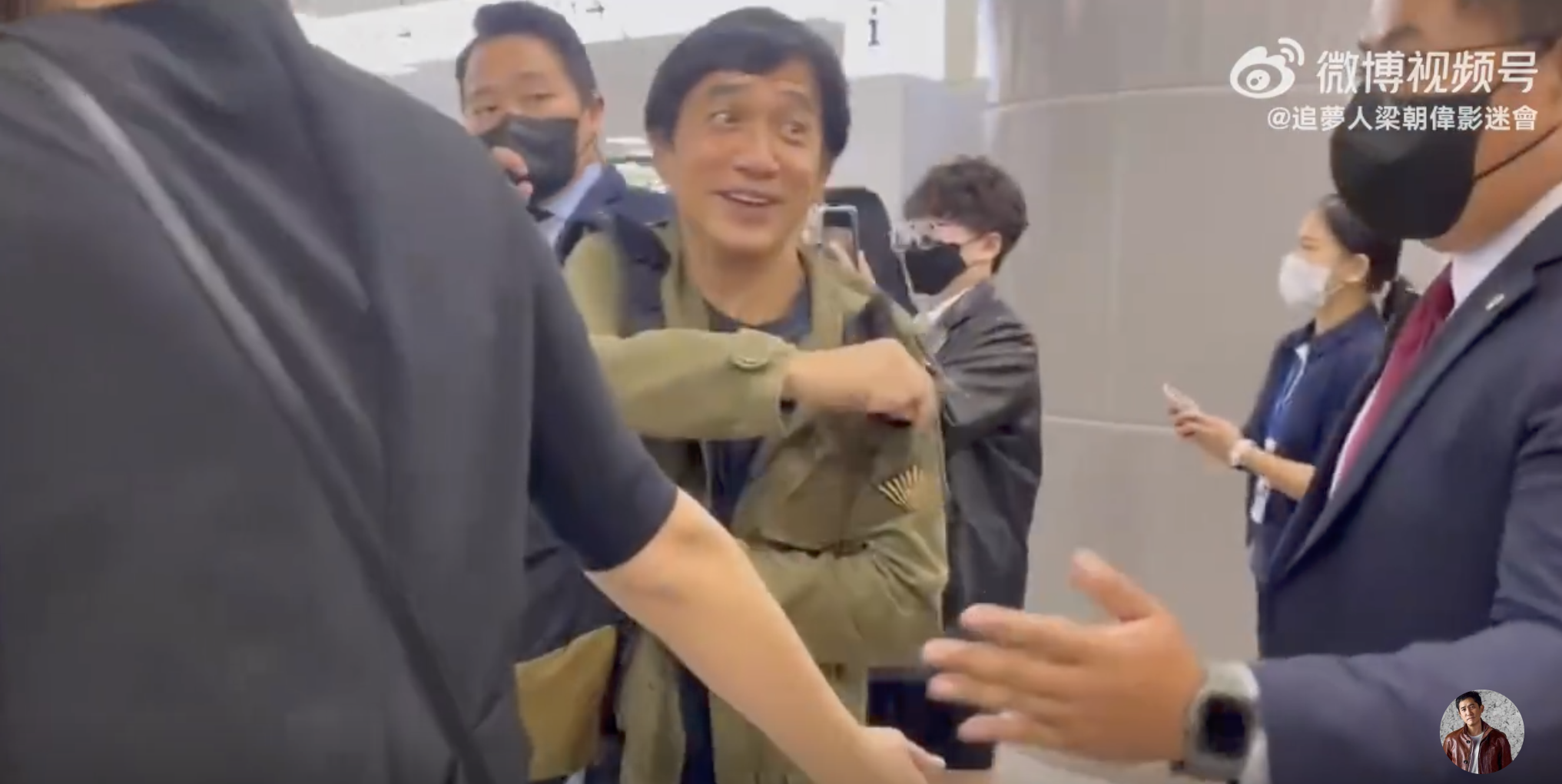 梁朝偉脫下口罩讓影迷拍照。（翻攝追夢人梁朝偉影迷會微博影片）