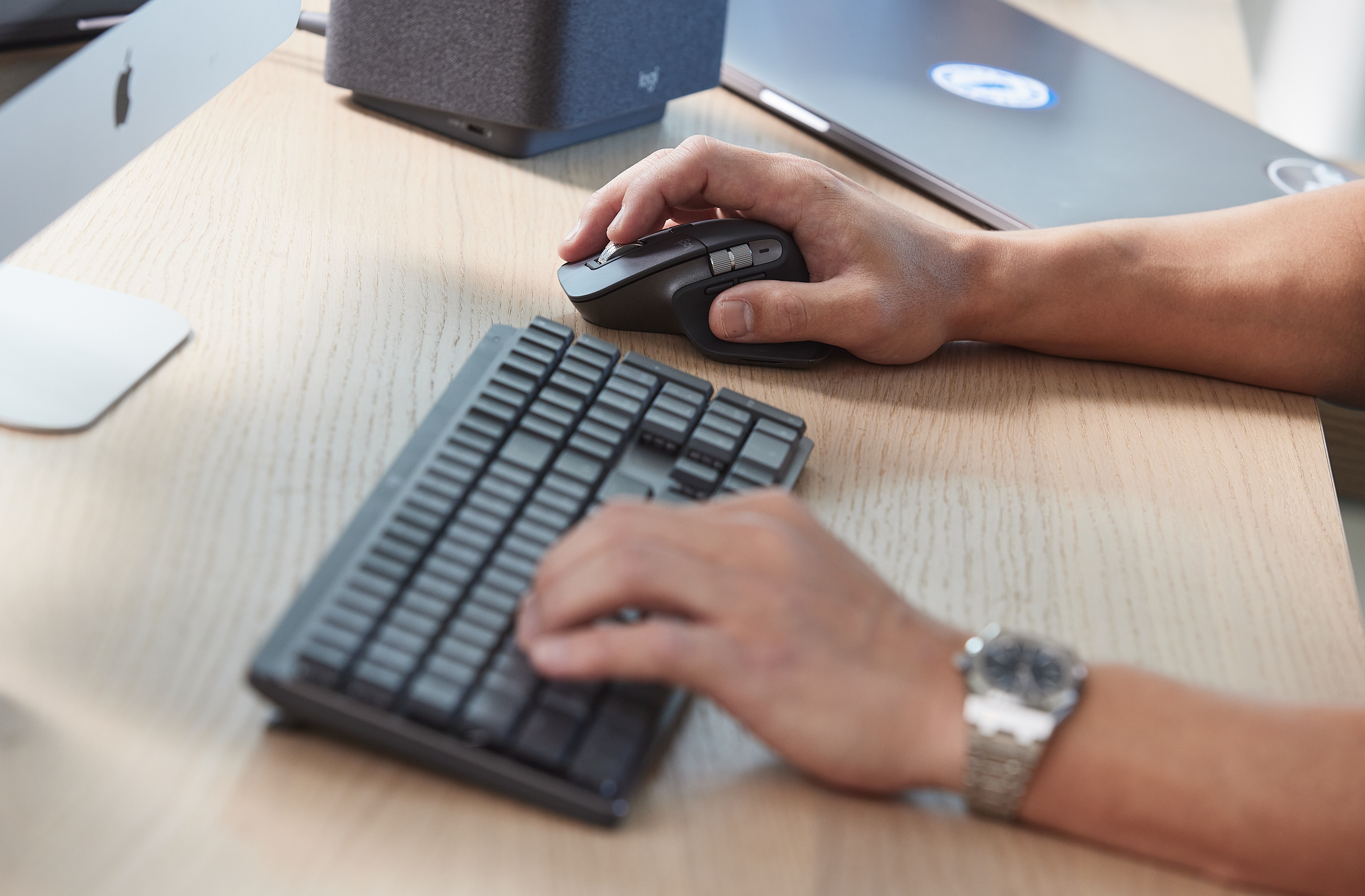 Logitech MX高階商務鍵鼠系列產品線齊全,滿足現代工作者的使用習慣,MX MECHANICAL無線智能鍵盤,舒適矮軸,高效流暢敲擊體驗一觸即知與旗艦鼠王MX MASTER 3S 無線智能滑鼠,高速電磁滾輪、安靜點擊、最高達8,000 DPI的精準追蹤,是高階商務人士的必備利器。