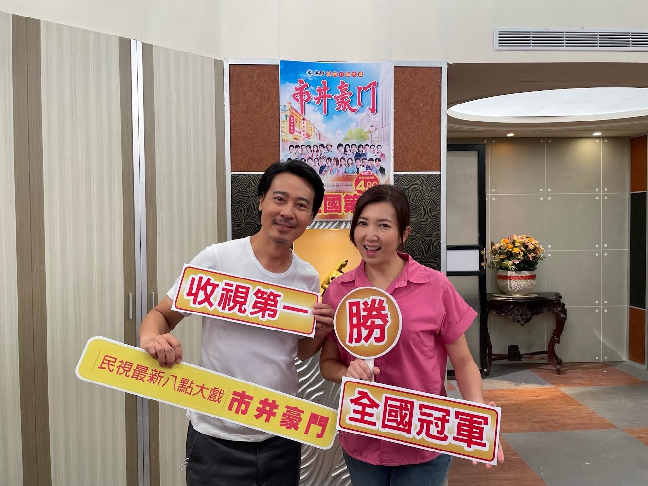 尹昭德首次加入民視八點檔,初登場帥氣爆表,劇中對「春梅」水餃店的廖家儀疼愛有加。(民視提供)