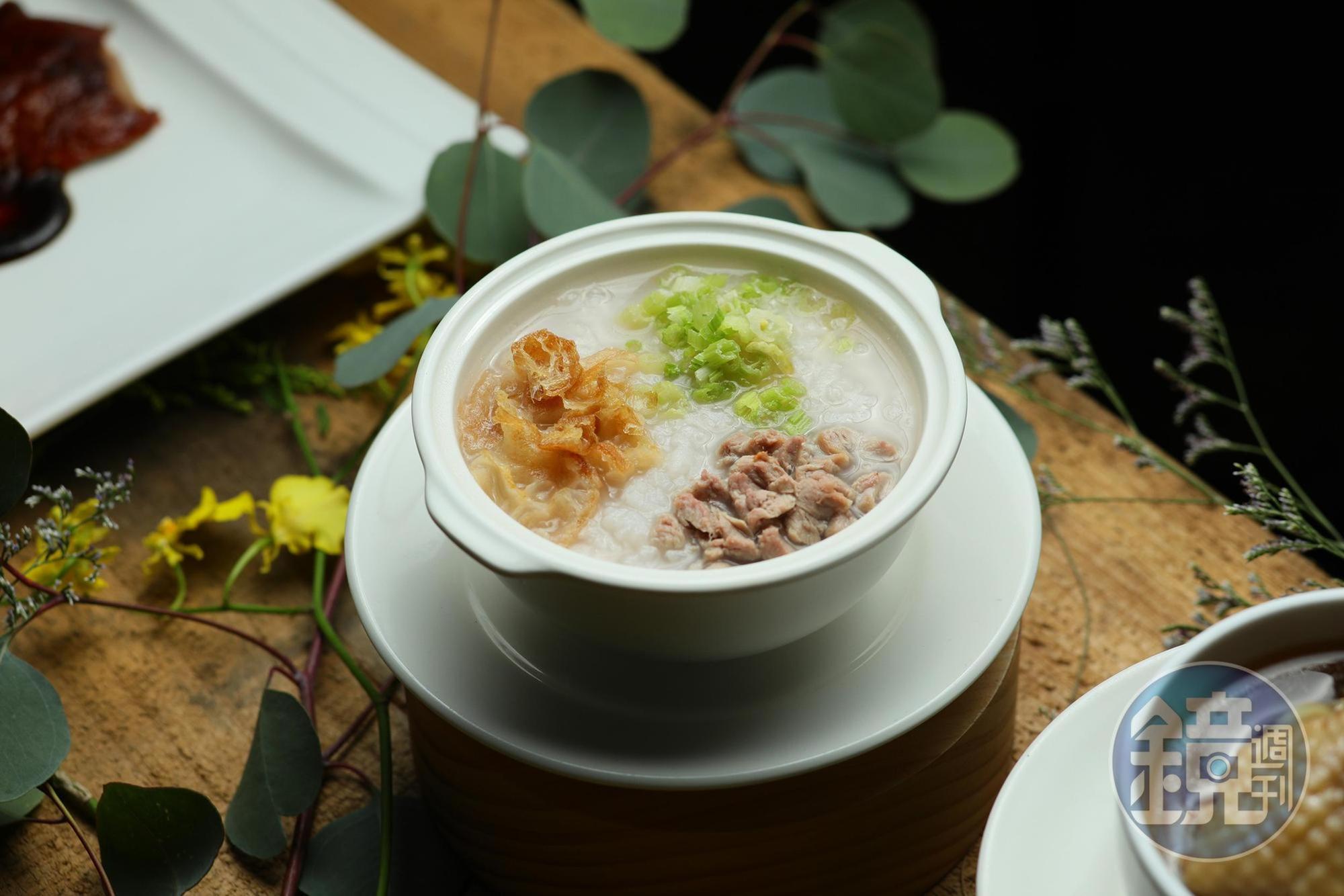 芋頭鴨粥以濃郁鴨湯煨煮霧峰香米及大甲鮮芋塊，在軟滑鮮嫩與酥脆口感交疊出豐富層次。