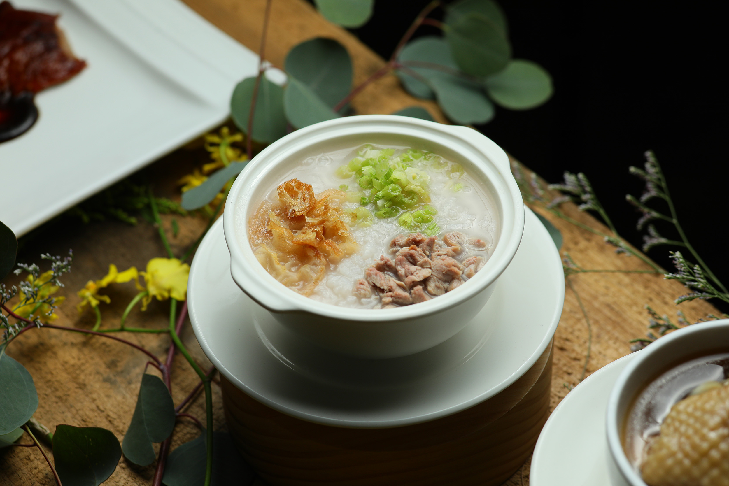 芋頭鴨粥以濃郁鴨湯煨煮霧峰香米及大甲鮮芋塊,在軟滑鮮嫩與酥脆口感交疊出豐富層次。
