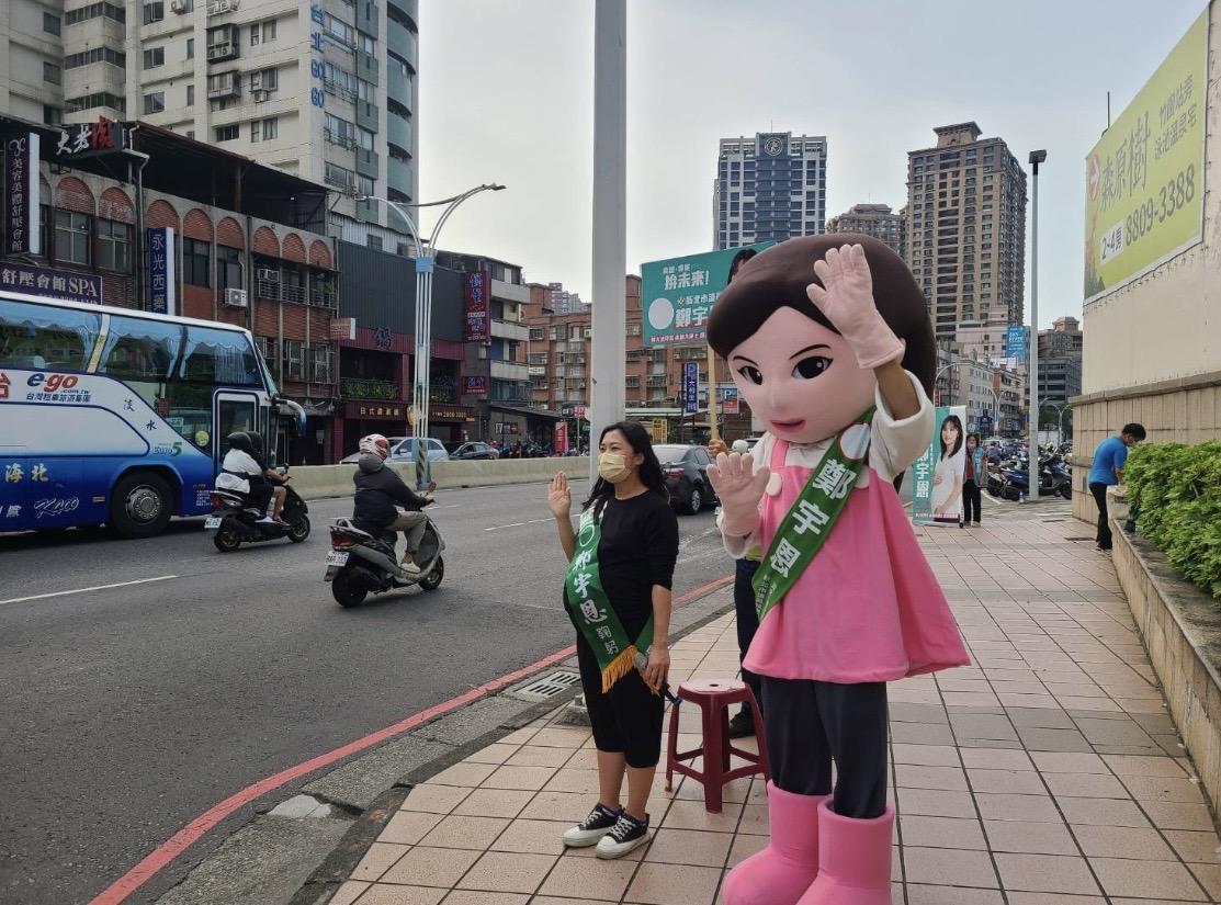 鄭宇恩和她的大頭娃娃路口拜票（鄭宇恩提供）