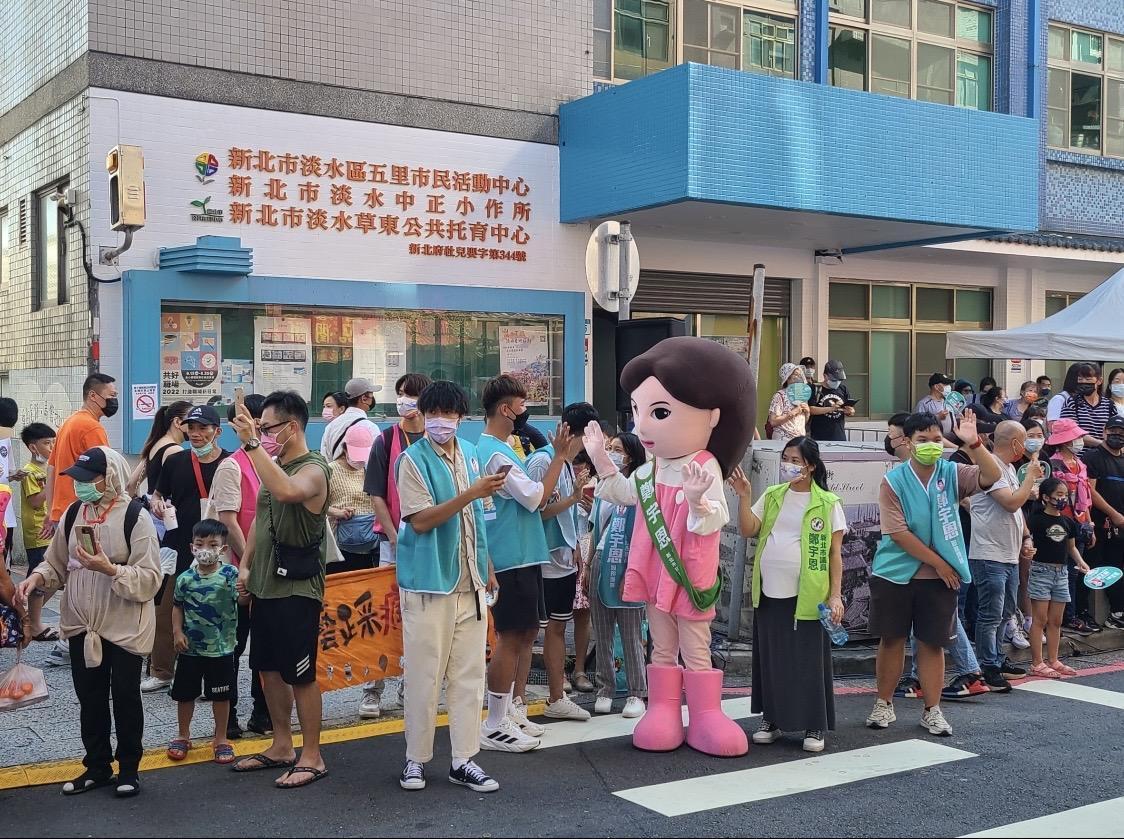 鄭宇恩和鄭宇恩大頭娃娃上街拜票。（鄭宇恩提供）