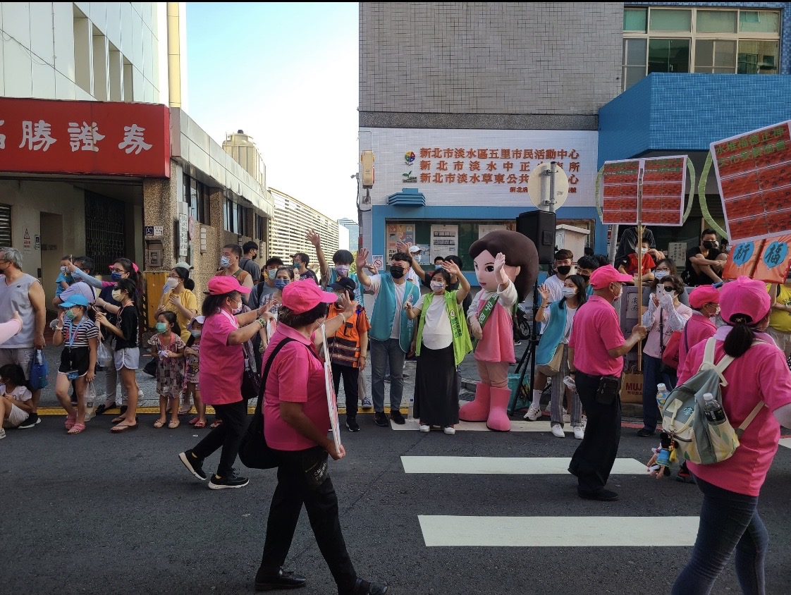 鄭宇恩帶著自己生產期間的分身上街頭拜票實習（鄭宇恩提供）
